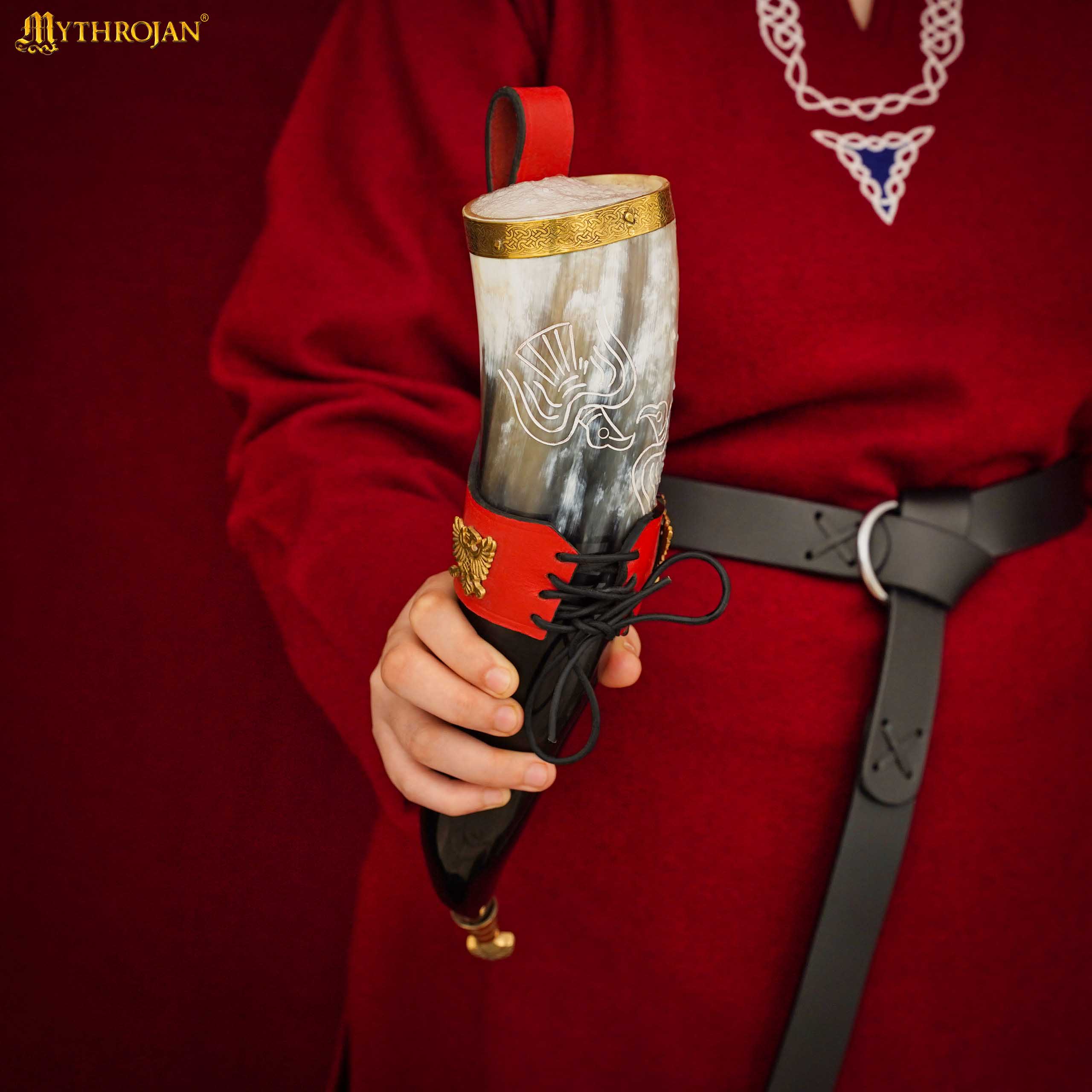 Imagen única de: Mythrojan The Bird Of Prey Viking Drinking Horn 350 Ml con Soporte de Cuero Rojo Auténtica Jarra de Vino/cerveza Vikinga de Inspiración Medieval - Acabado Pulido