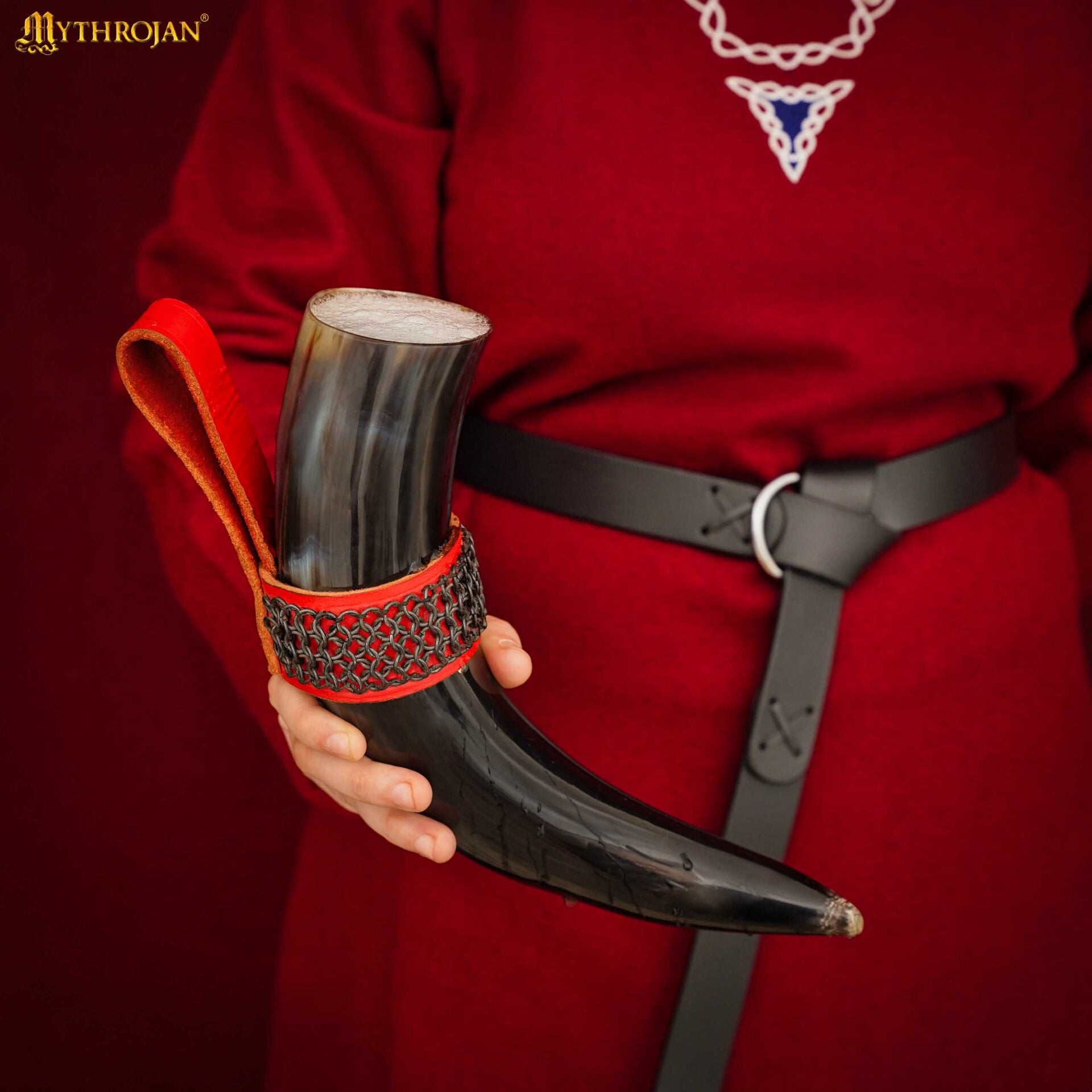 Imagen única de: Mythrojan The Witcher Companion Vikingo Cuerno para Beber con Soporte de Cuero Rojo Auténtica Taza Vikinga Inspirada en la Edad Media - Acabado Pulido