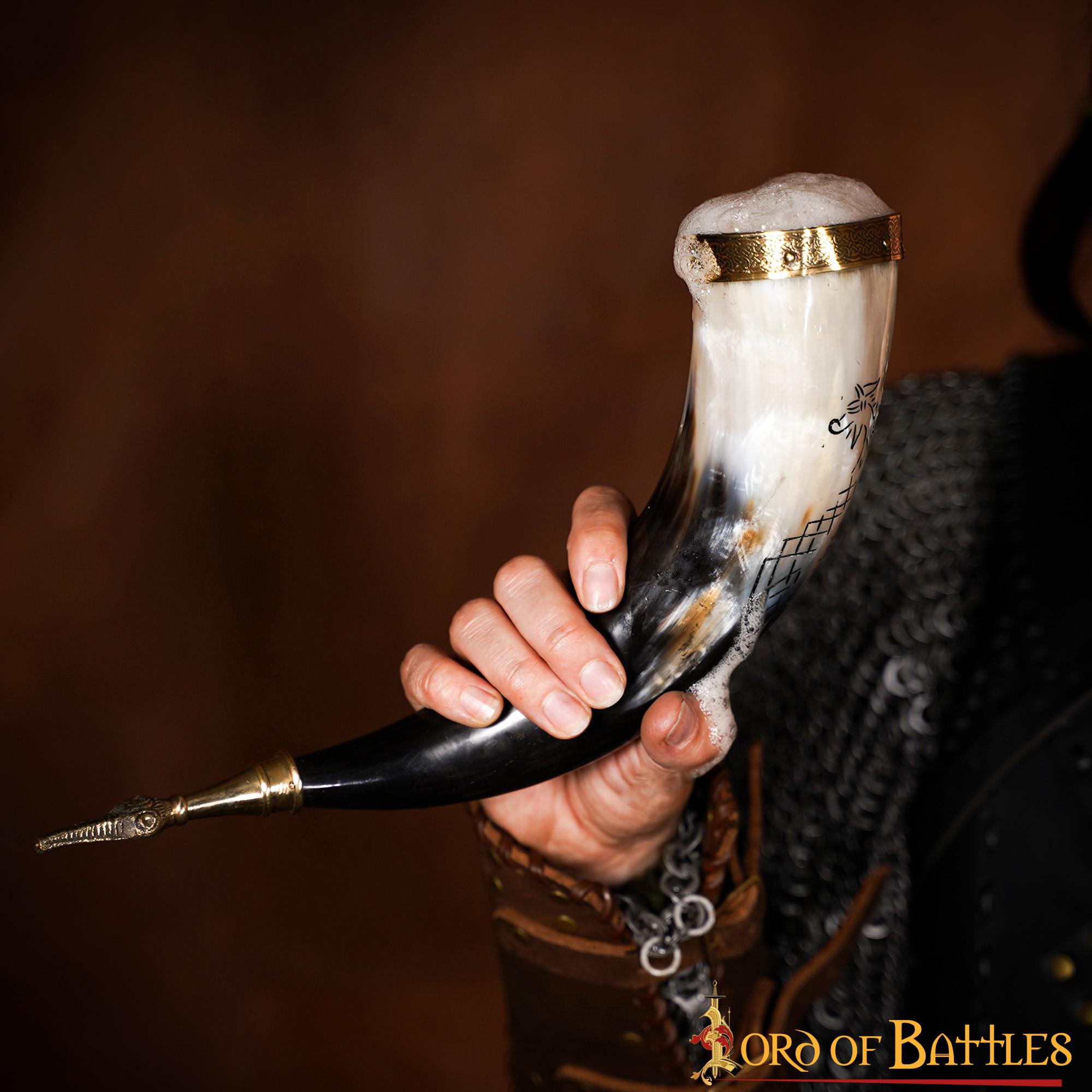 Imagen única de: Cuerno Vikingo para Beber con Brújula y Grabado de Jormungandr - Cuerno de Buey Hecho a Mano