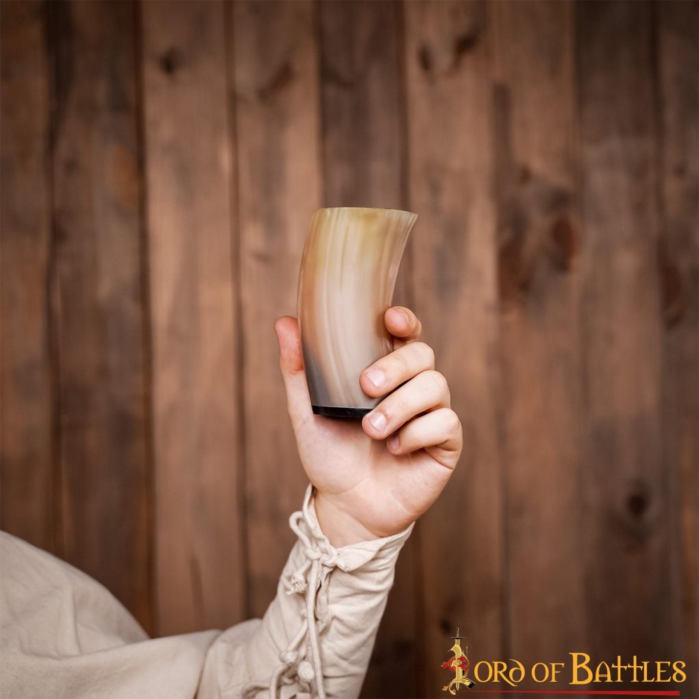 Imagen única de: Taza de Cerveza Medieval Vikinga Hecha a Mano con Auténtico Cuerno de Buey
