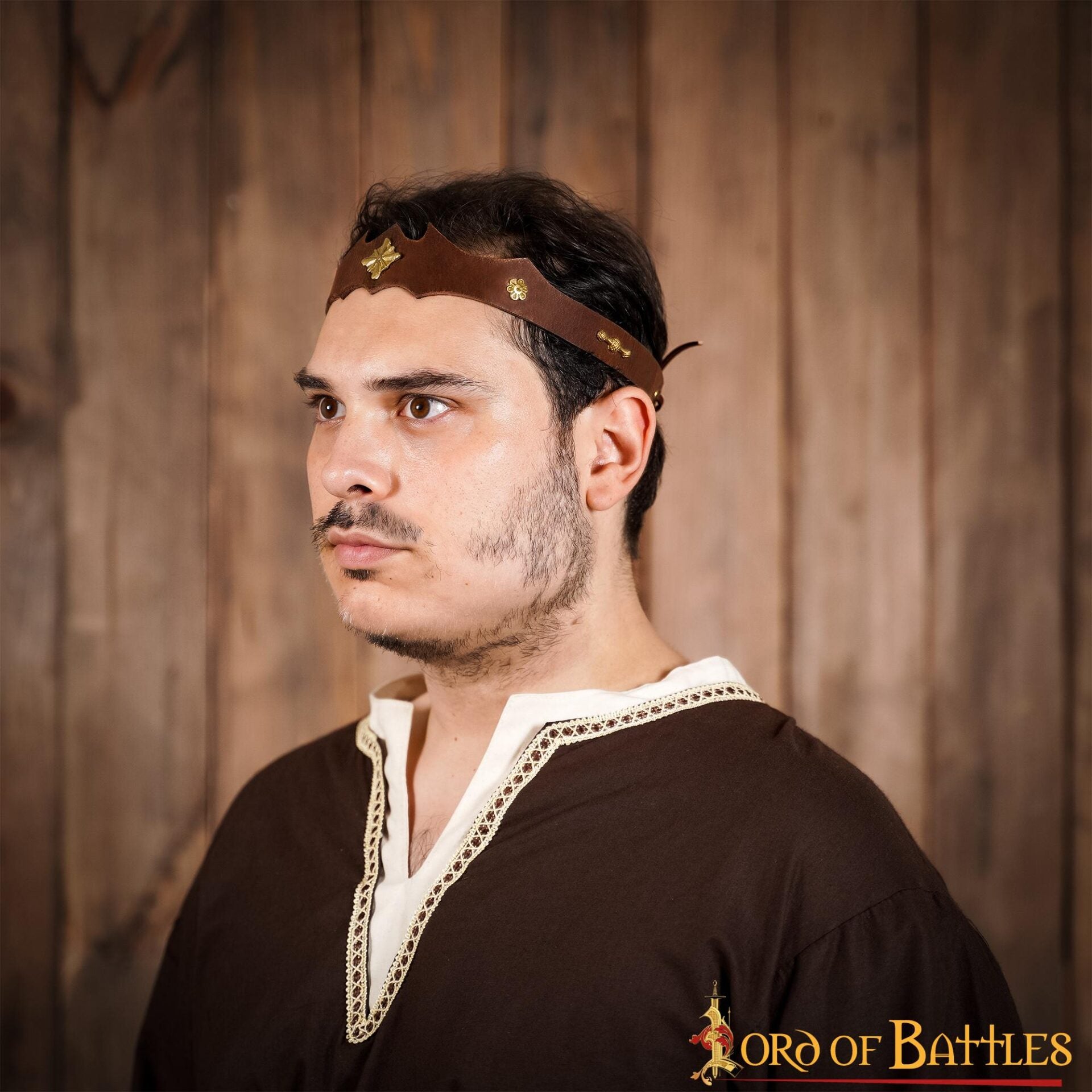 Imagen única de: Diadema de Cuero de Cazador Principesco con Monturas de Latón Puro