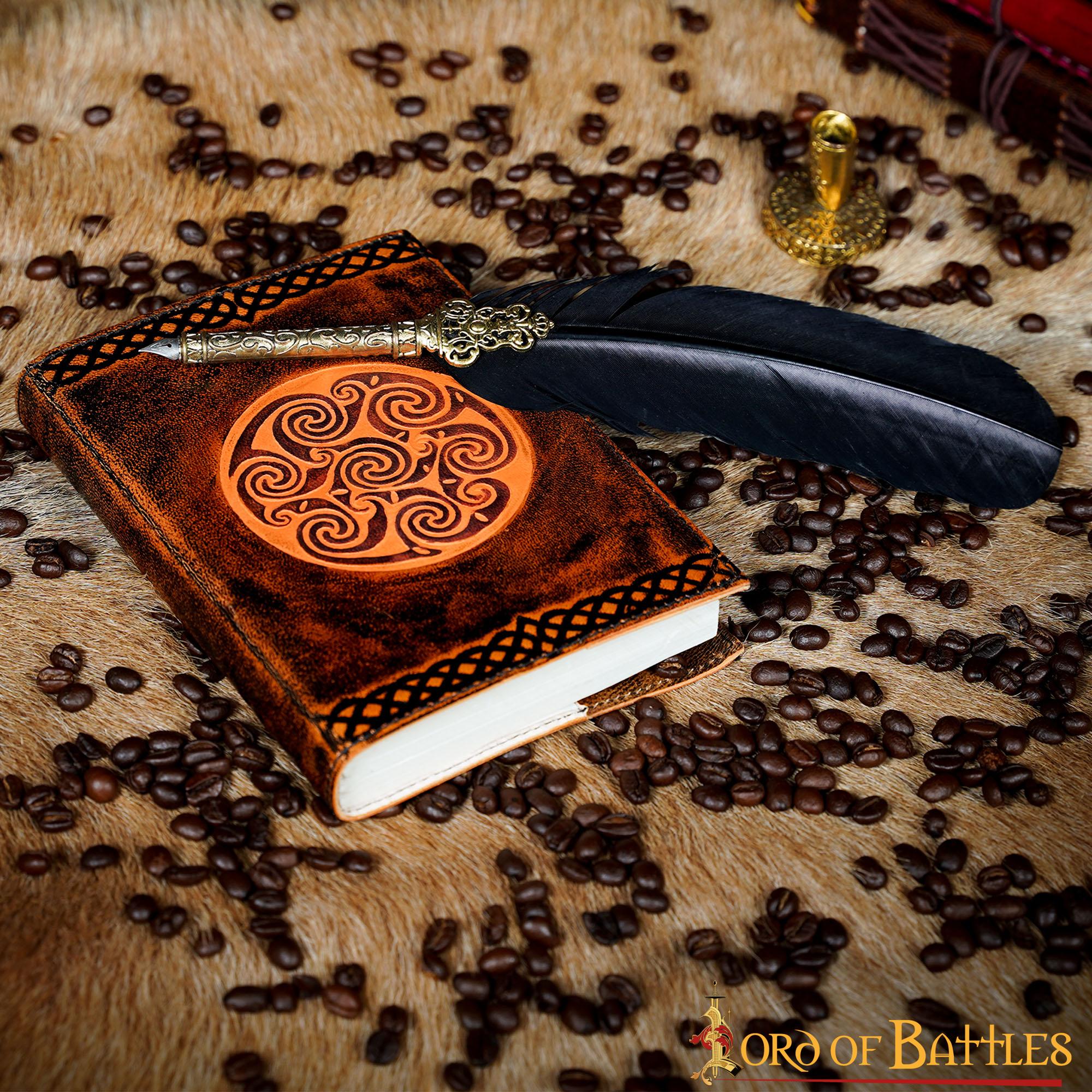 Imagen única de: Diario Medieval de Piel Auténtica Hecho a Mano con Diseño Celta en Espiral
