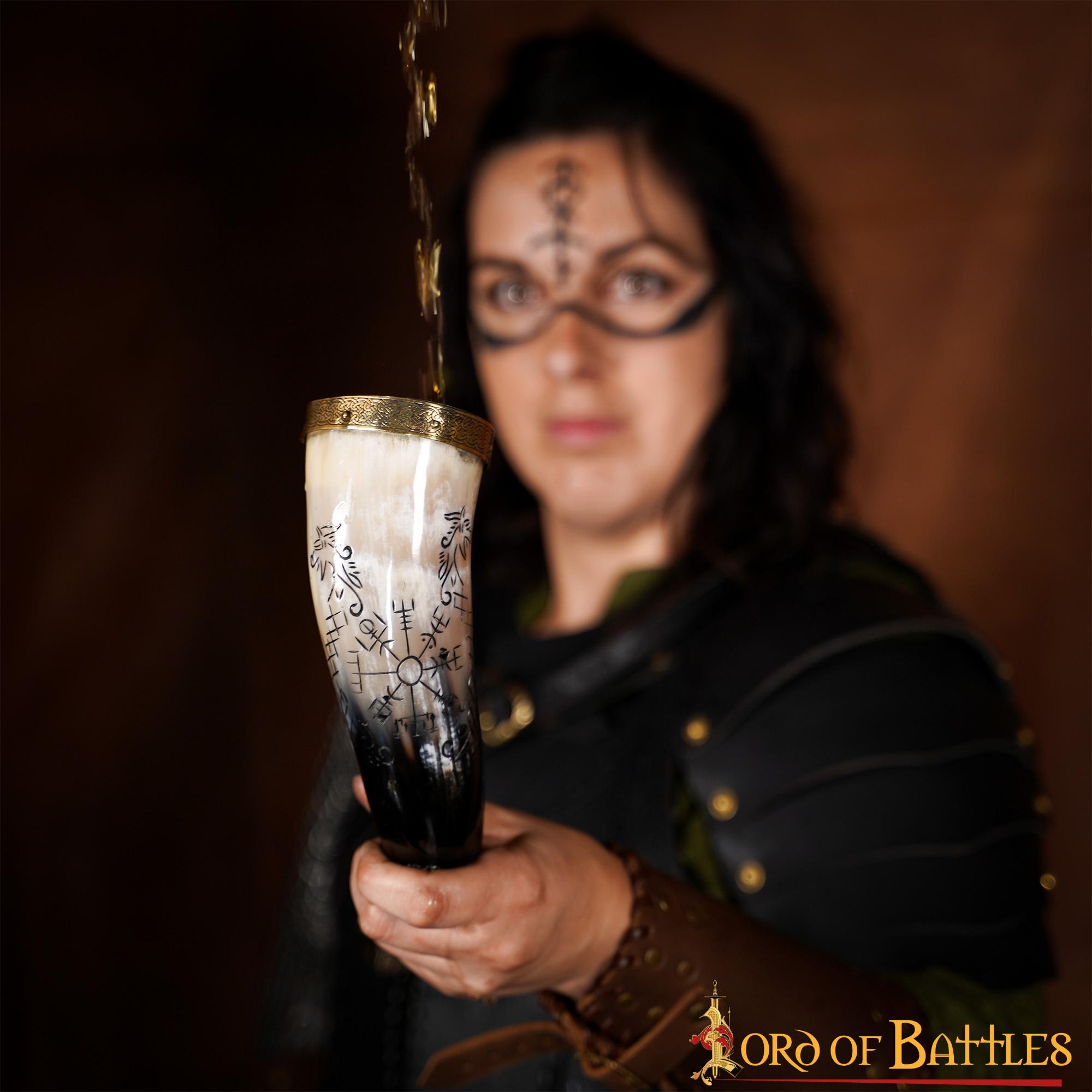 Imagen única de: Cuerno Vikingo para Beber con Brújula y Grabado de Jormungandr - Cuerno de Buey Hecho a Mano