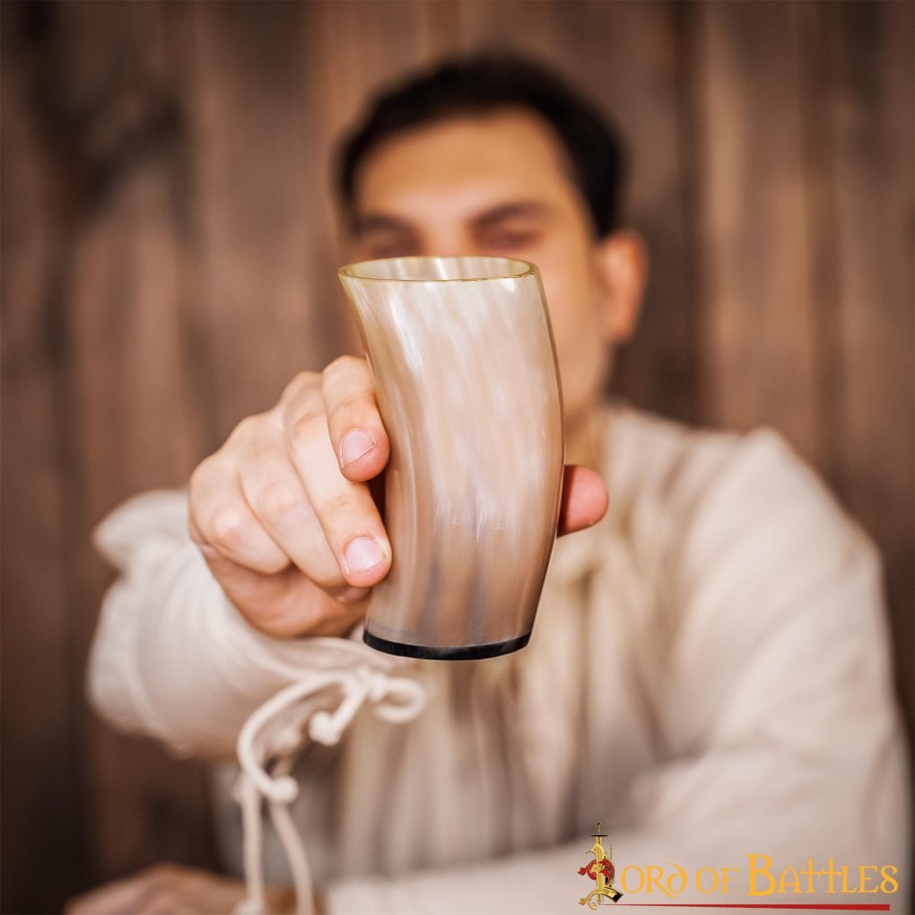 Imagen única de: Taza de Cerveza Medieval Vikinga Hecha a Mano con Auténtico Cuerno de Buey