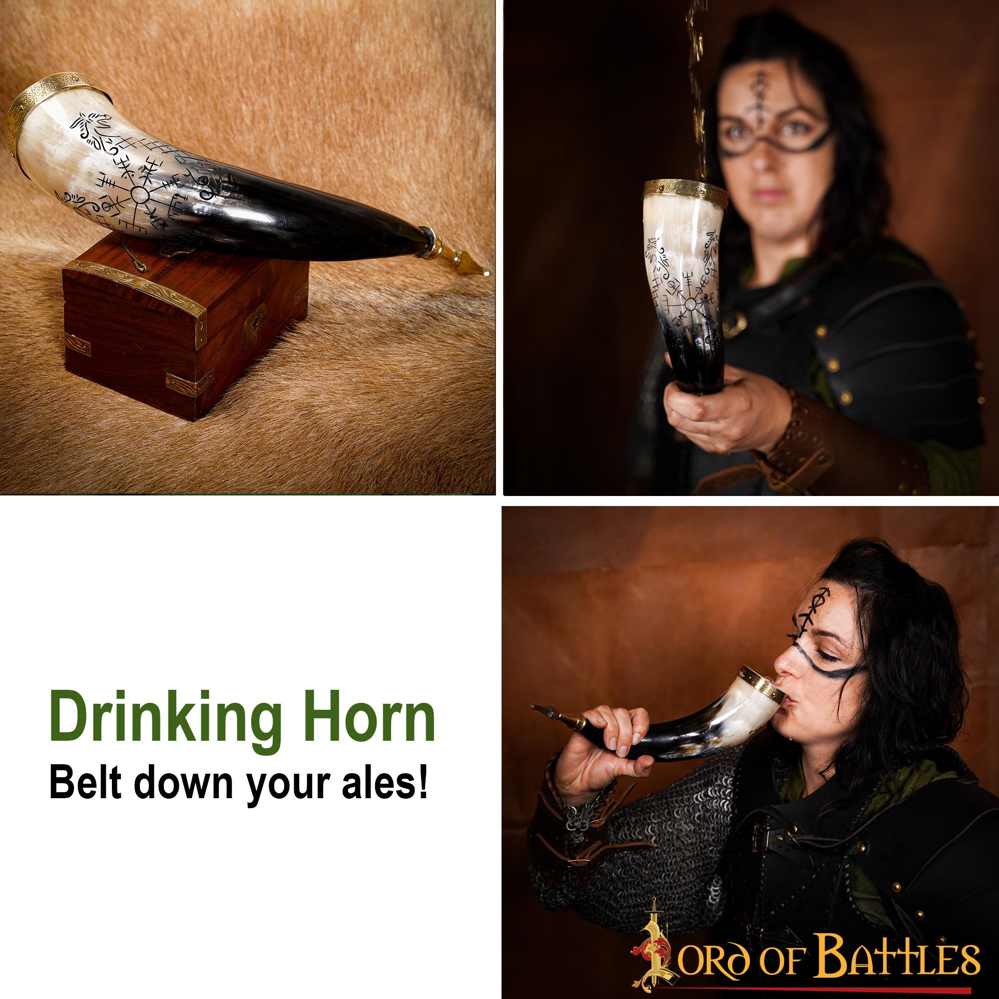 Imagen única de: Cuerno Vikingo para Beber con Brújula y Grabado de Jormungandr - Cuerno de Buey Hecho a Mano
