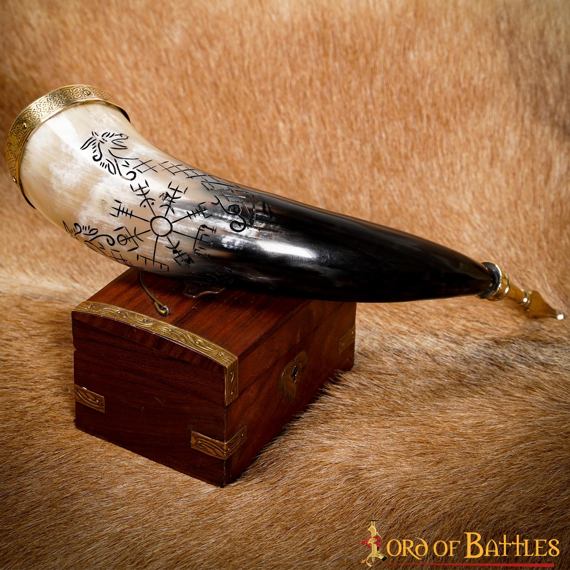 Imagen única de: Cuerno Vikingo para Beber con Brújula y Grabado de Jormungandr - Cuerno de Buey Hecho a Mano