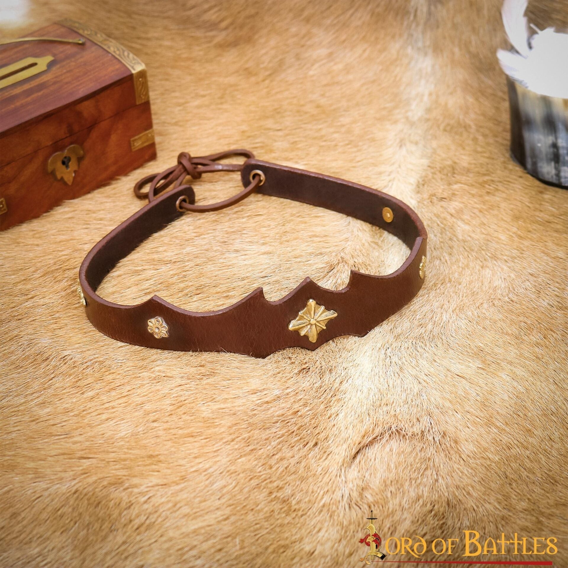 Imagen única de: Diadema de Cuero de Cazador Principesco con Monturas de Latón Puro