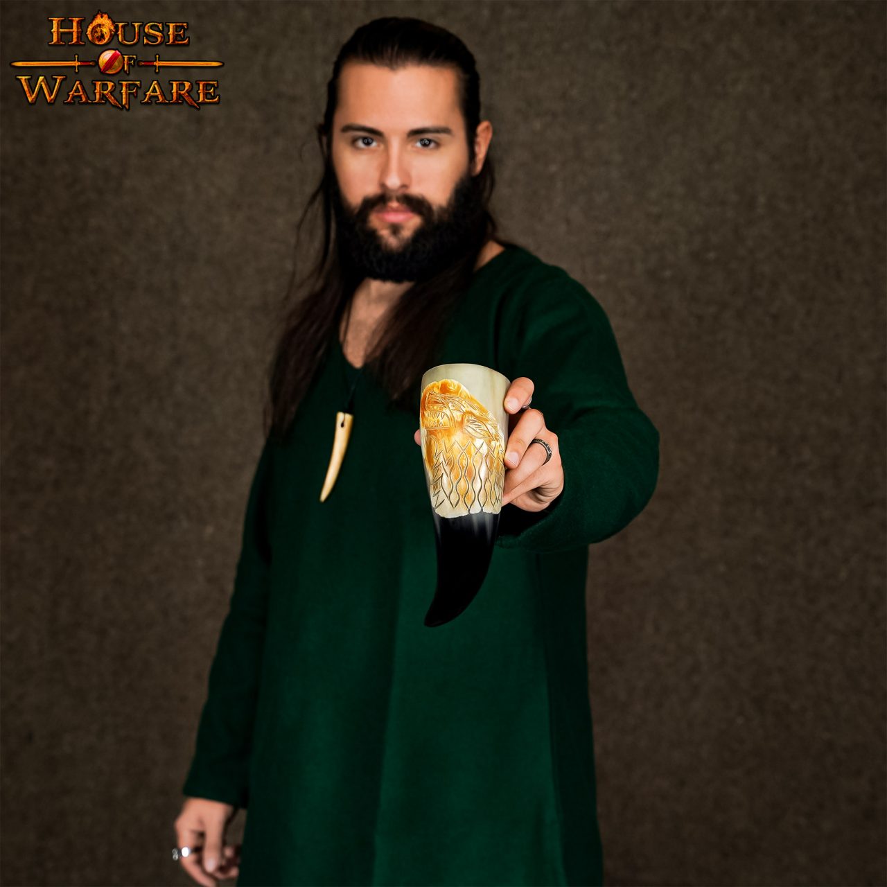 Imagen única de: Cuerno para Beber Vikingo Auténtico Fenrir Wolf - Cuerno de Buey Pulido Grabado a Mano - Inspiración Nórdica
