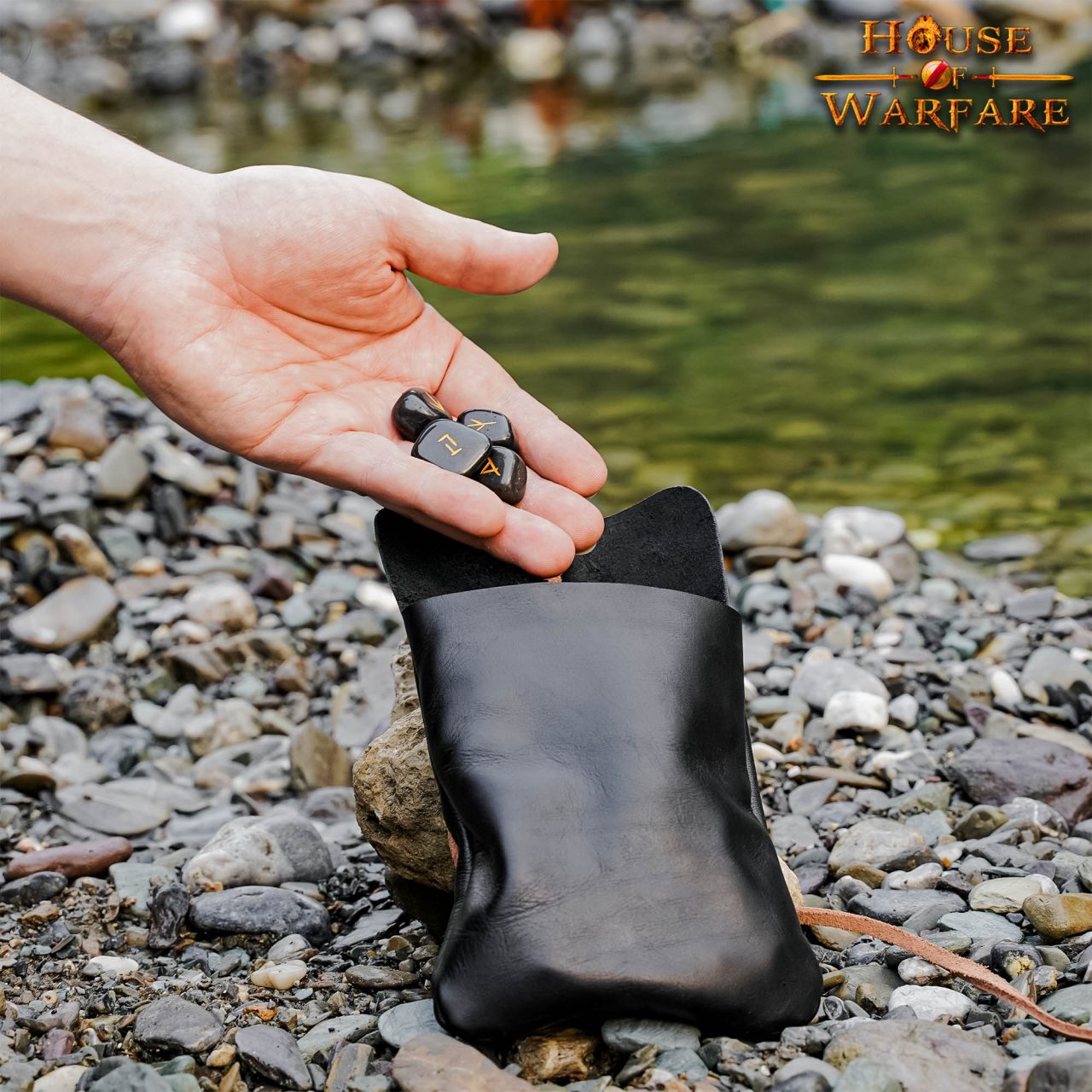 Imagen única de: Juego de Piedras Rúnicas Vikingas con Estuche de Cuero Negro - Adivinación y Estrategia Nórdica