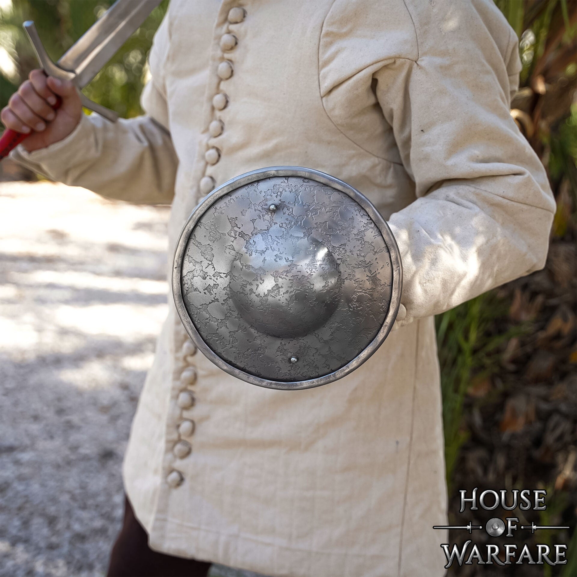 Imagen única de: Escudo Medieval de Acero Calibre 14 23cm - Escudo Redondo Hecho a Mano con Empuñadura de Madera y Acabado Antiguo