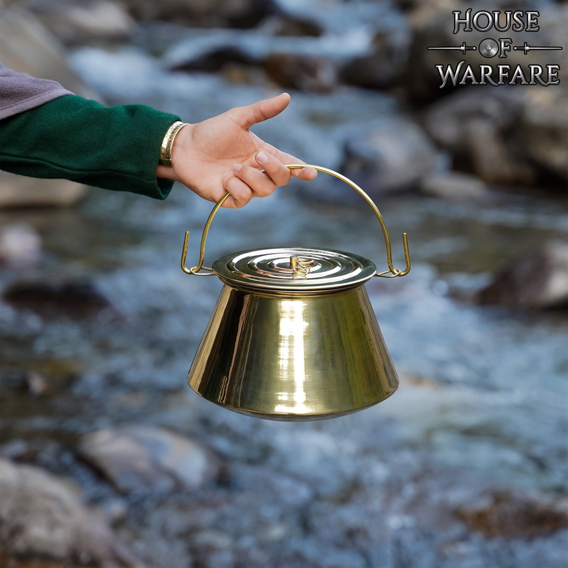 Imagen única de: Hervidor Medieval de Latón con Tapa - Olla Histórica para Cocinar Al Aire Libre y en Hogueras - Caldero de Latón Pulido Hecho a Mano