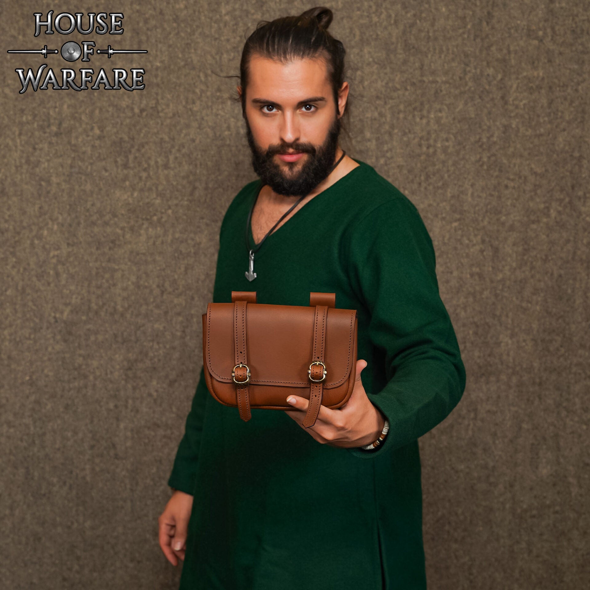Imagen única de: Riñonera Grande de Cuero Marrón Mercante - Bolsa Medieval con Hebillas Dobles de Latón
