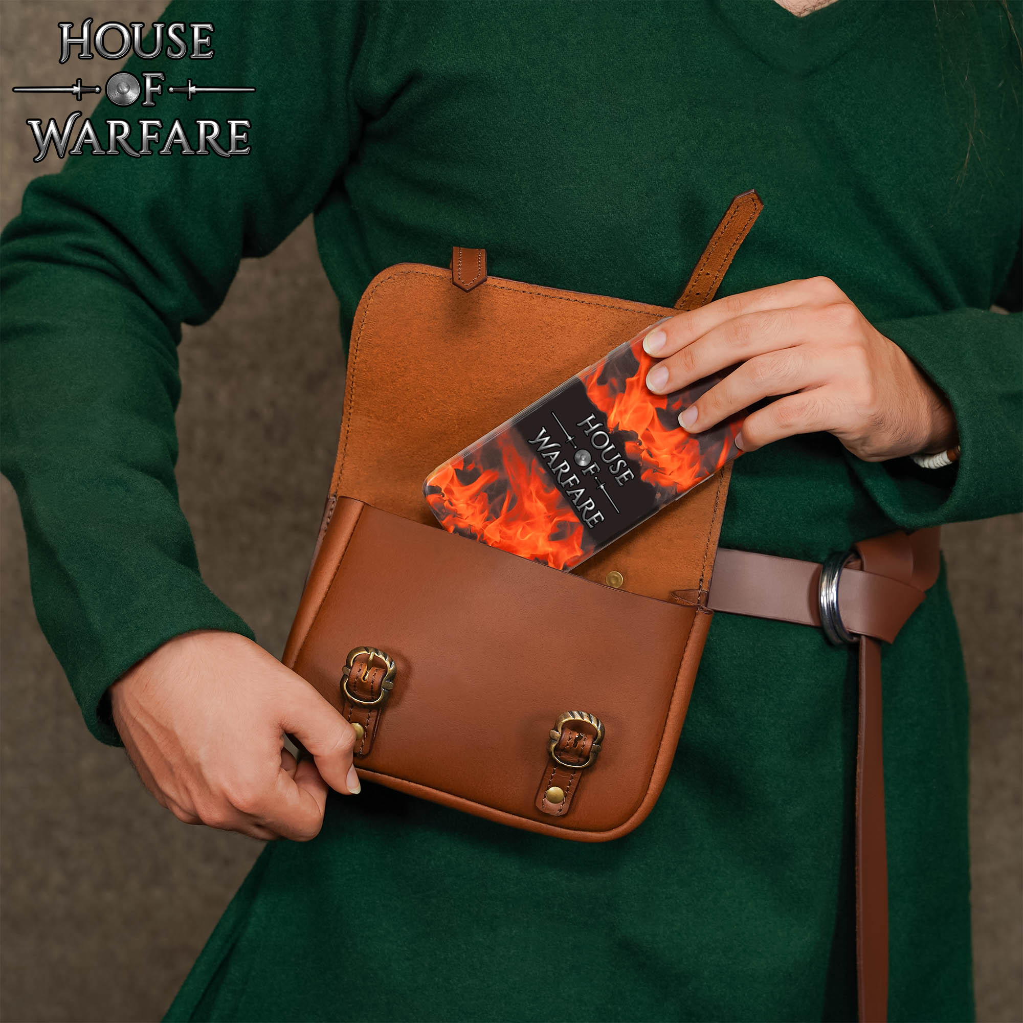 Imagen única de: Riñonera Grande de Cuero Marrón Mercante - Bolsa Medieval con Hebillas Dobles de Latón