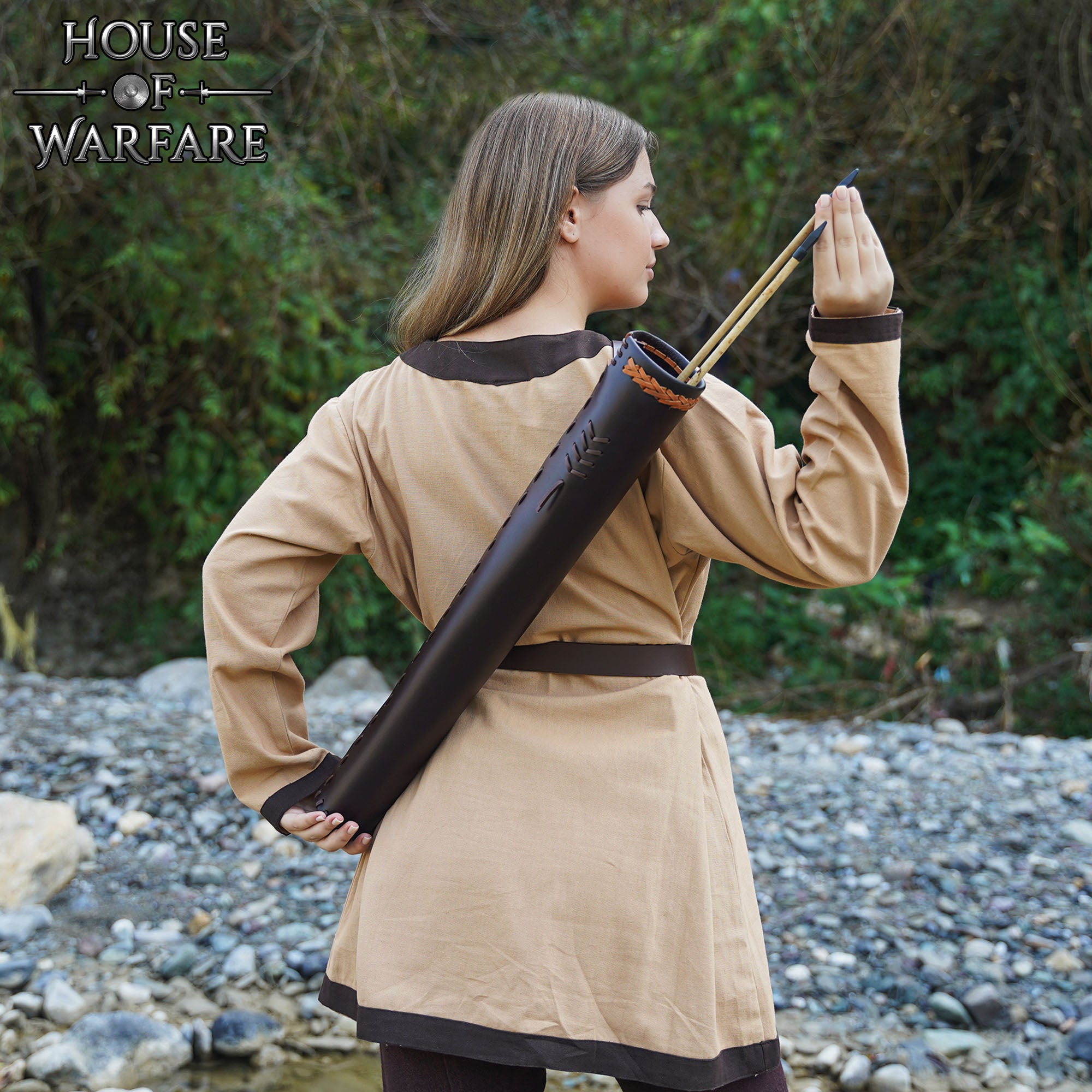Imagen única de: Carcaj Trasero Medieval de Cuero - Equipo de Tiro con Arco Hecho a Mano