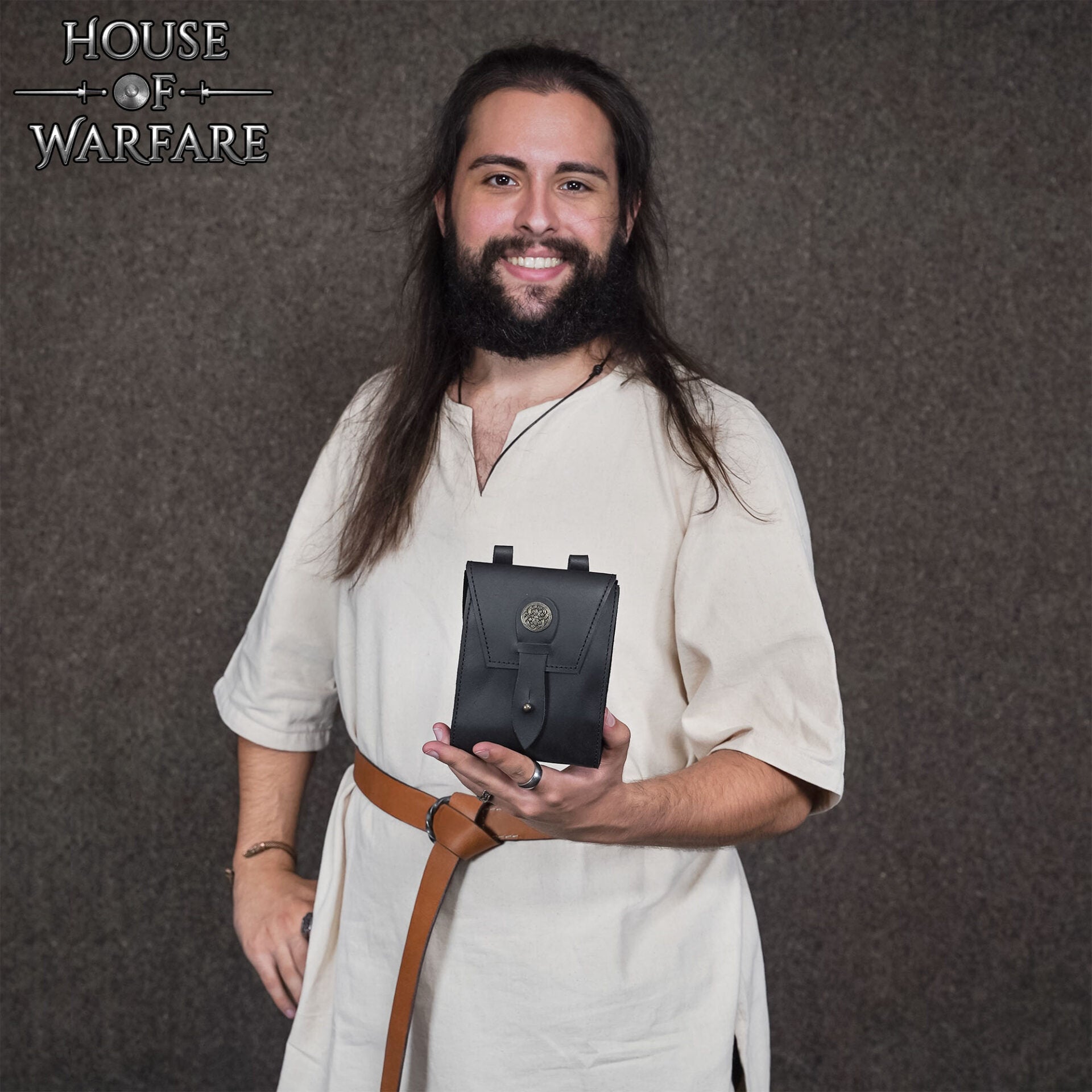 Imagen única de: Riñonera Medieval de Cuero con Botón de Latón - Riñonera Negra para Larp y Kit Renacentista