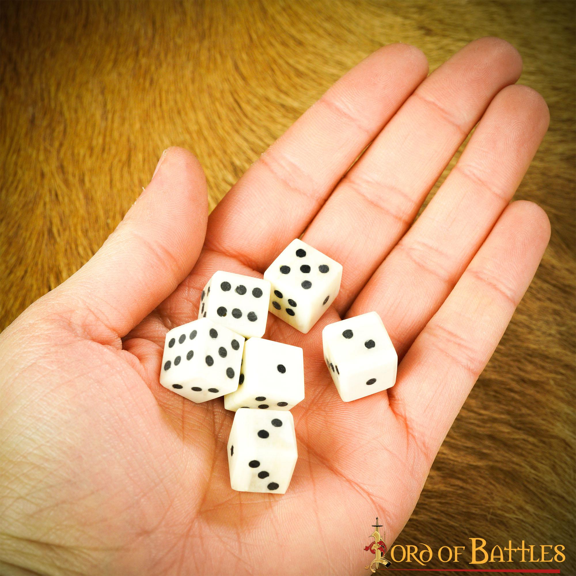 Imagen única de: Dados Medievales de Hueso - Juego Artesanal de 6 (hueso de Buey, 1,2 Cm)