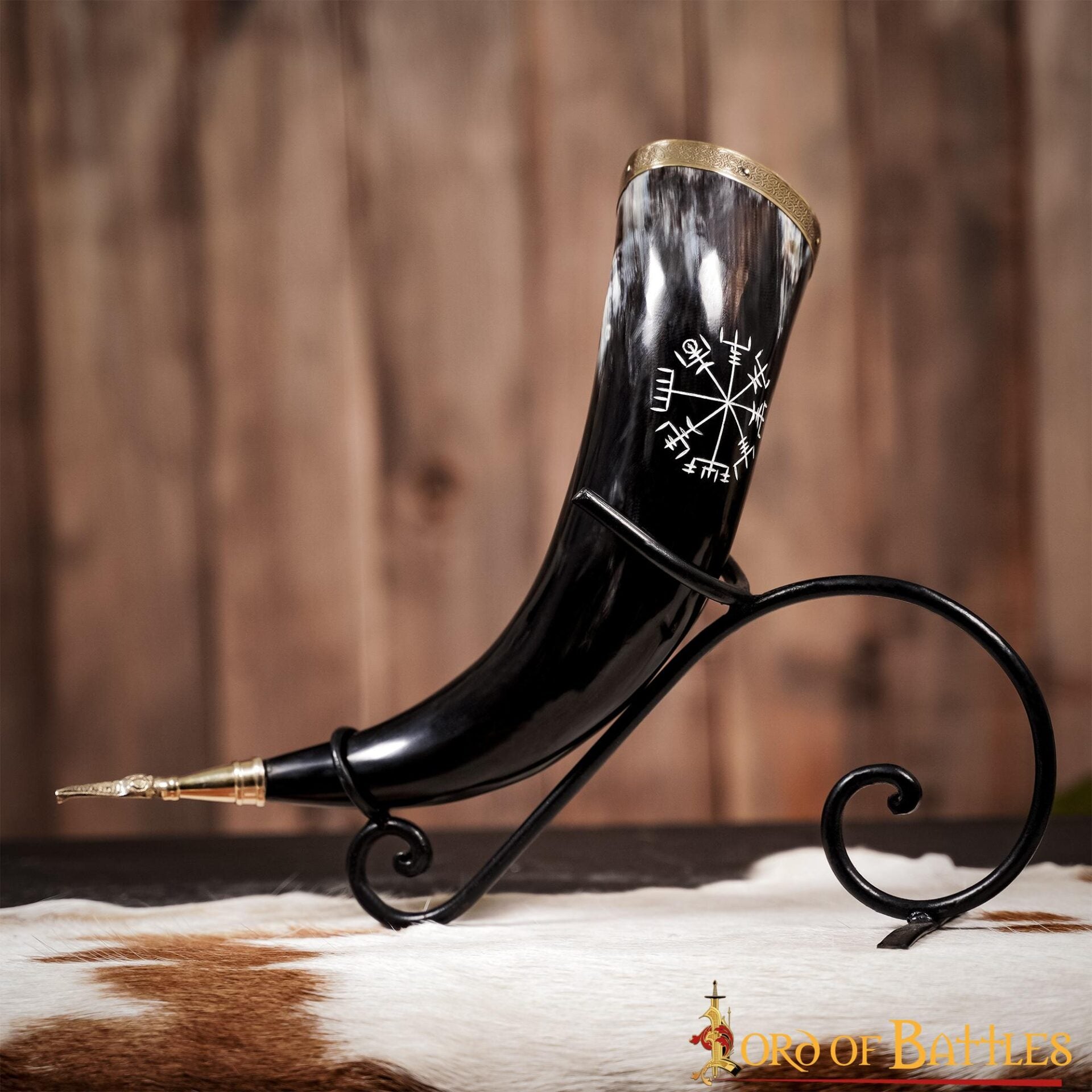 Cuerno Vikingo para Beber con Runa Vegvísir Grabada - Borde y Punta de Latón - Imagen 27