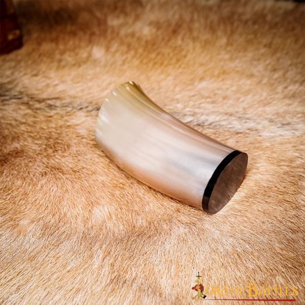 Imagen única de: Taza de Cerveza Medieval Vikinga Hecha a Mano con Auténtico Cuerno de Buey