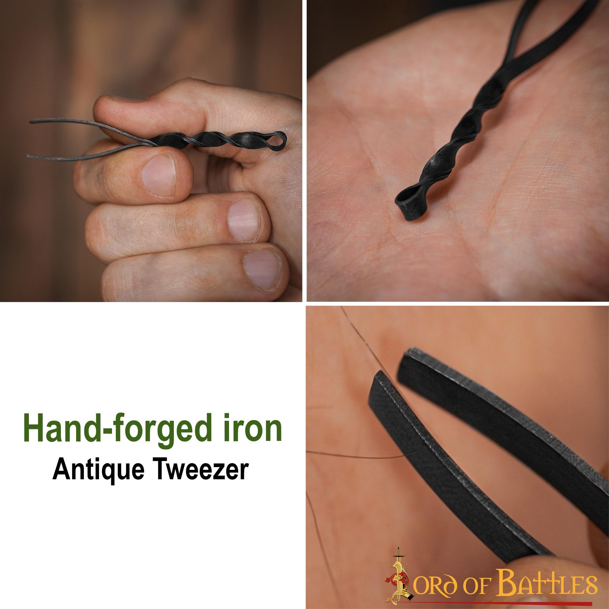 Imagen única de: Pinza Medieval de Hierro Forjada a Mano - Herramienta Tradicional de Aseo con Mango Retorcido