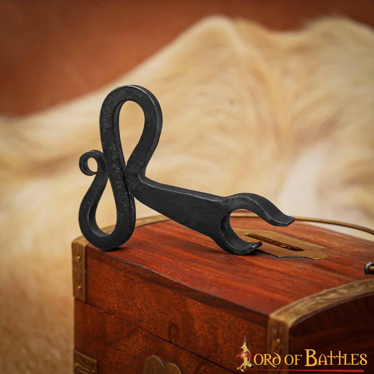 Imagen única de: Abrebotellas Medieval de Hierro Forjado a Mano - Forma de Voluta Retorcida de Herrero