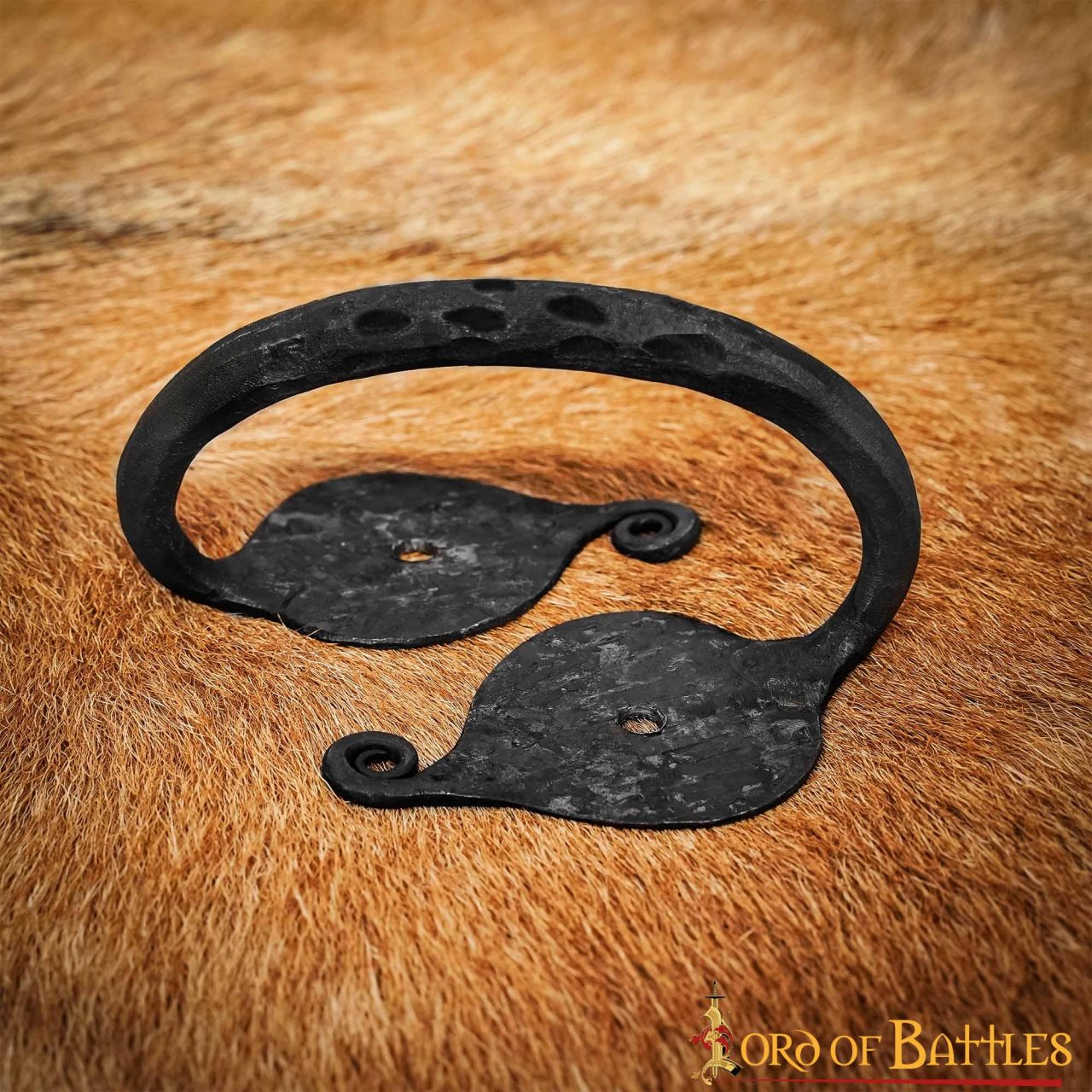 Imagen única de: Asa de Cofre de Hierro Forjado a Mano - Acabado Rústico Negro Petróleo - Asa de Cofre de Estilo Medieval