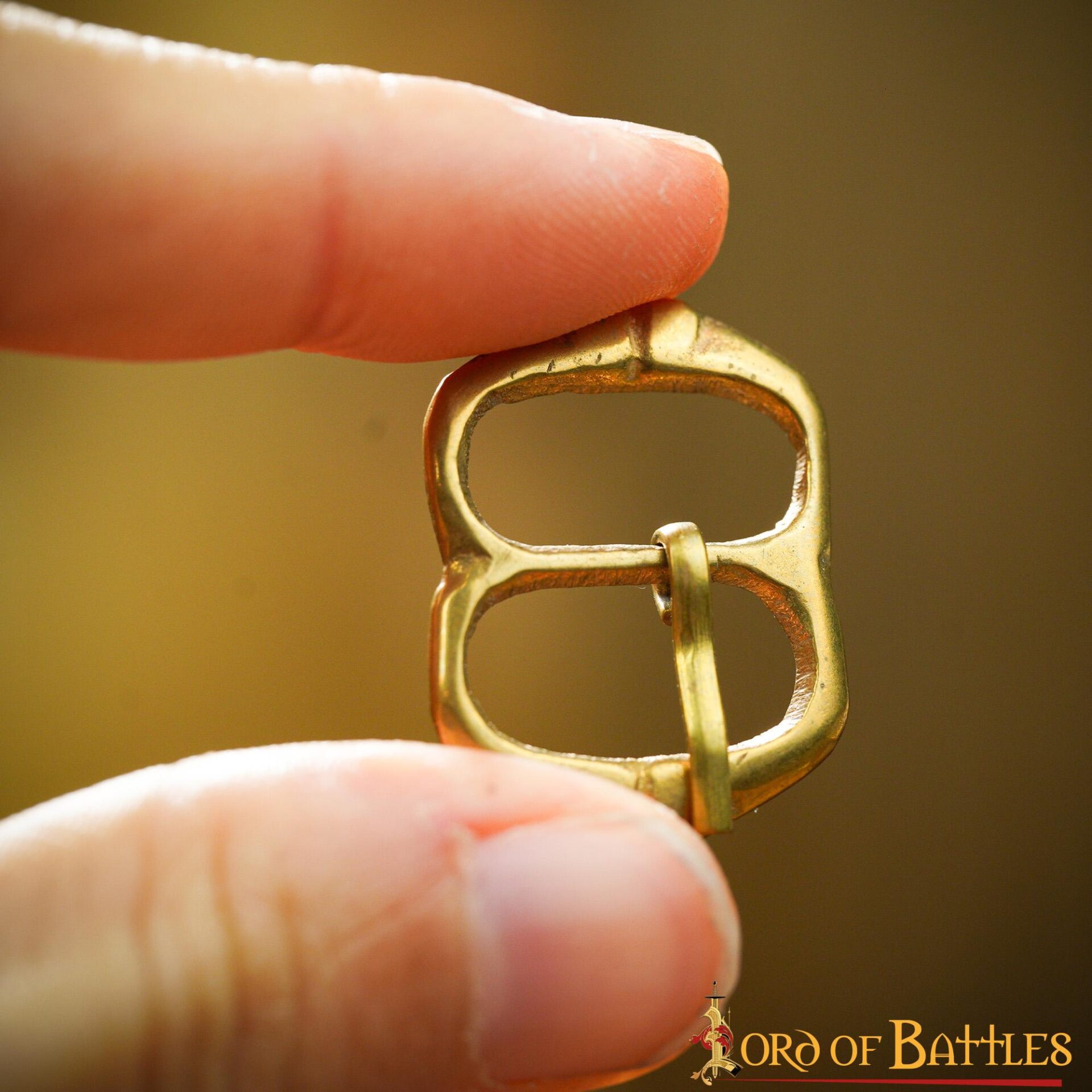 Imagen única de: Juego de 5 Hebillas Medievales de Latón para Cinturón - Pequeños Cierres de Correa Decorativos para Ropa Histórica y Marroquinería