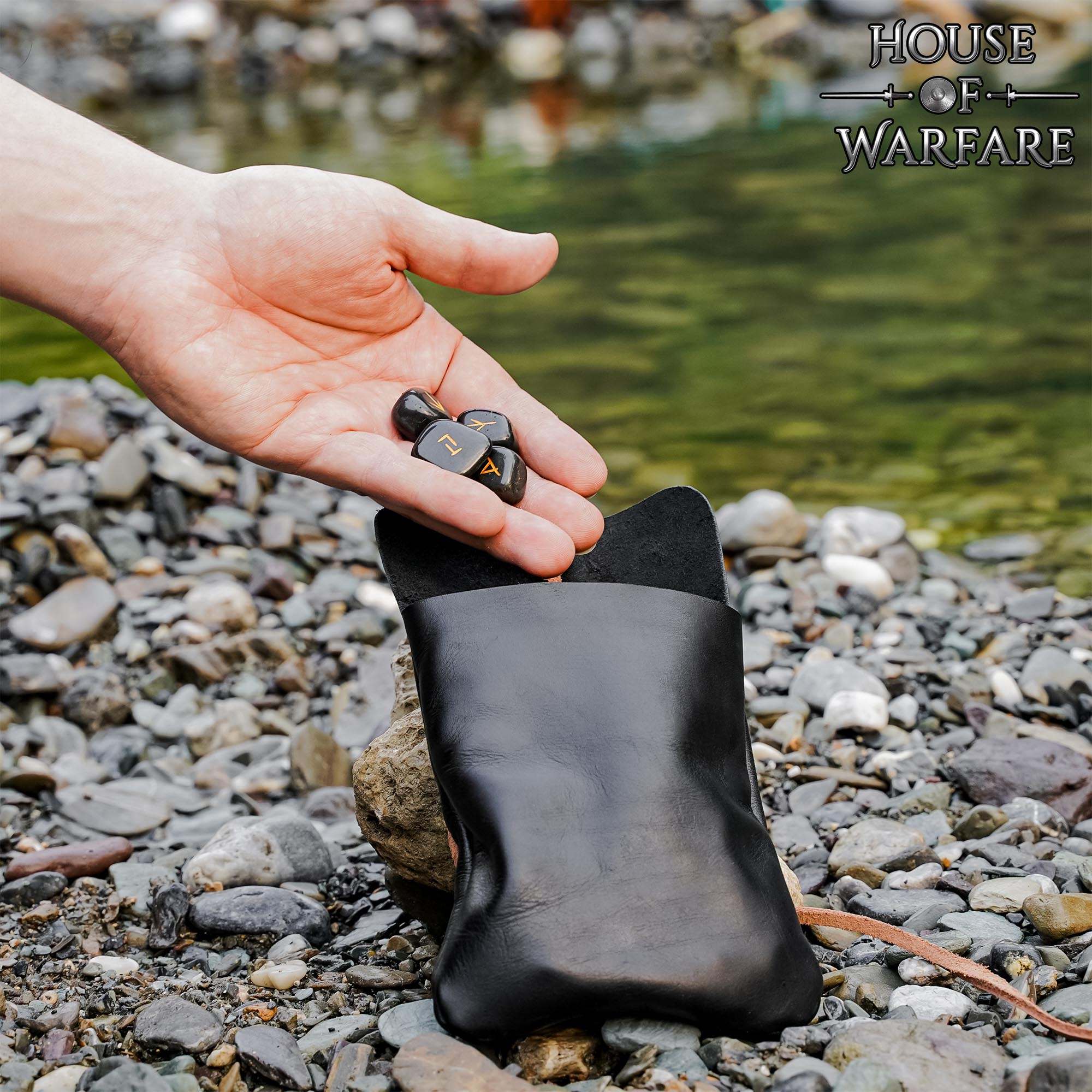 Imagen única de: Juego de Piedras Rúnicas Vikingas con Estuche de Cuero Negro - Adivinación y Estrategia Nórdica