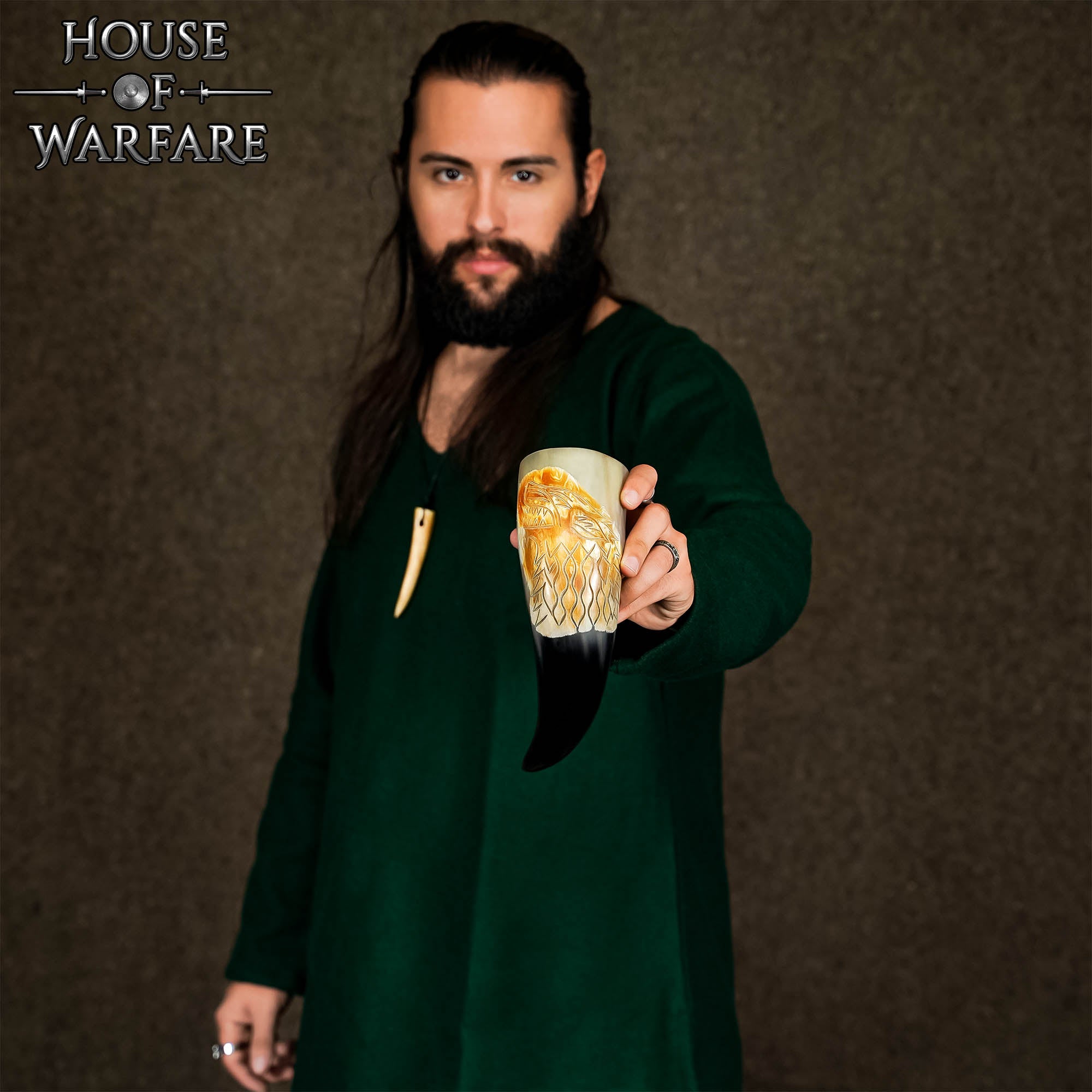 Imagen única de: Cuerno para Beber Vikingo Auténtico Fenrir Wolf - Cuerno de Buey Pulido Grabado a Mano - Inspiración Nórdica