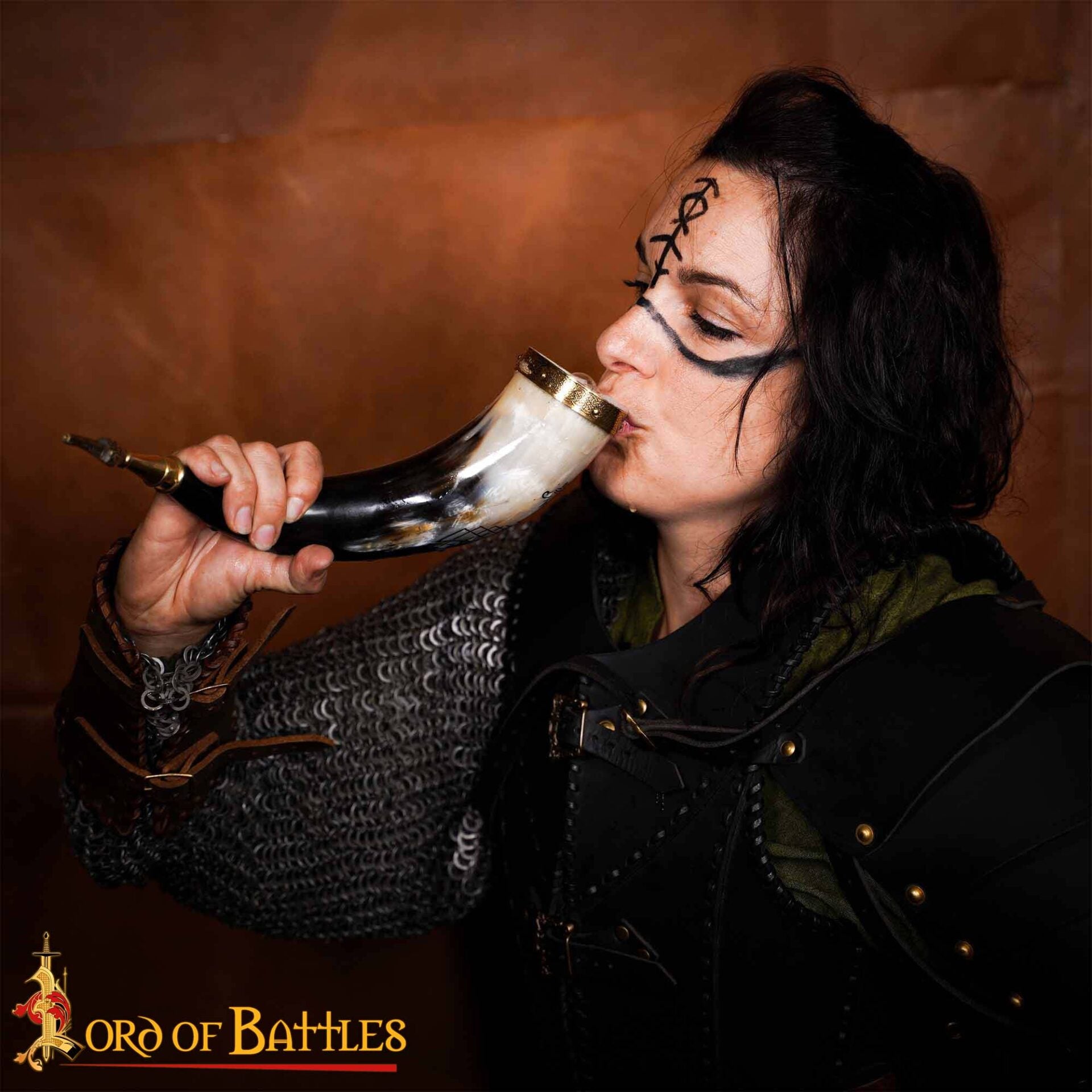 Imagen única de: Cuerno Vikingo para Beber con Brújula y Grabado de Jormungandr - Cuerno de Buey Hecho a Mano