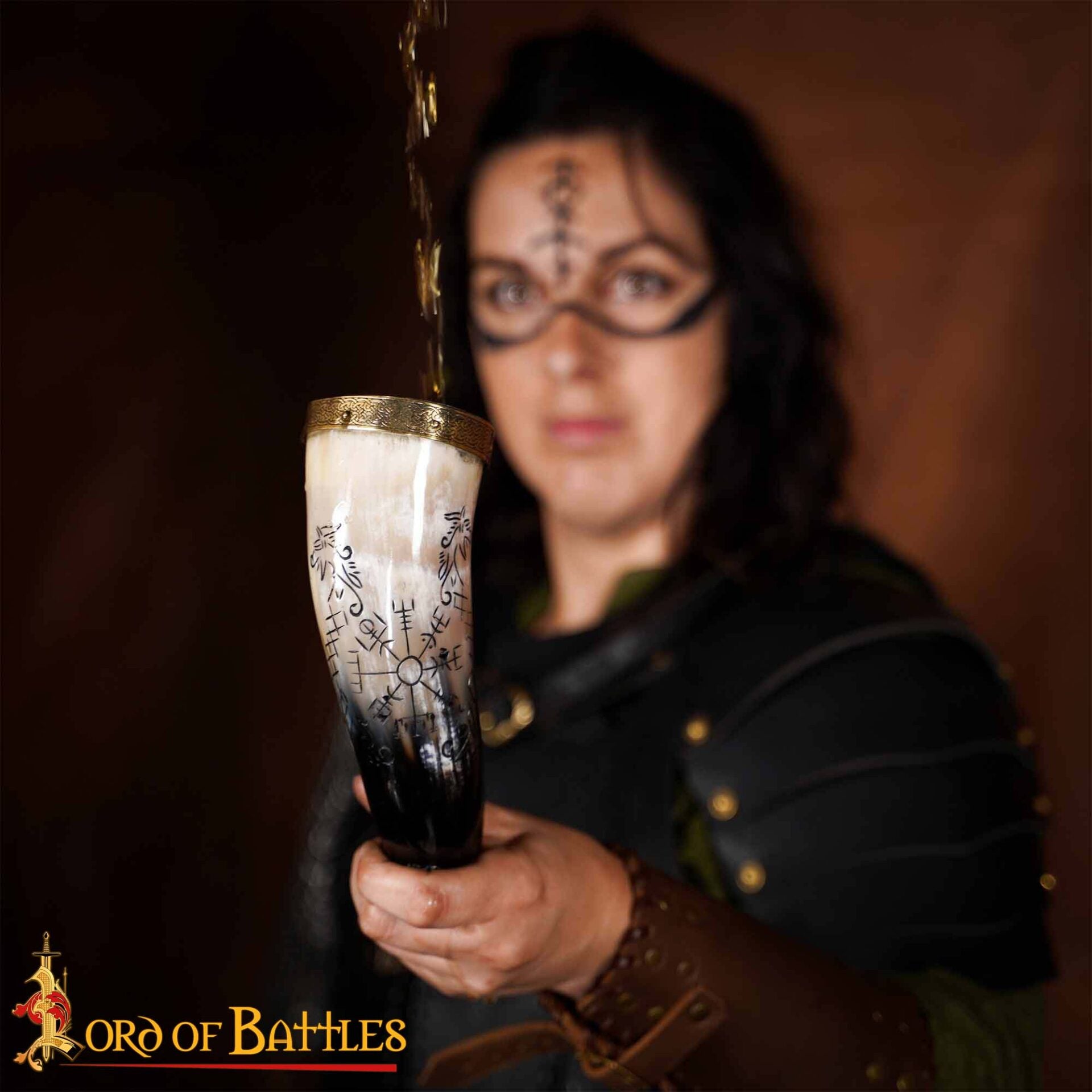 Imagen única de: Cuerno Vikingo para Beber con Brújula y Grabado de Jormungandr - Cuerno de Buey Hecho a Mano
