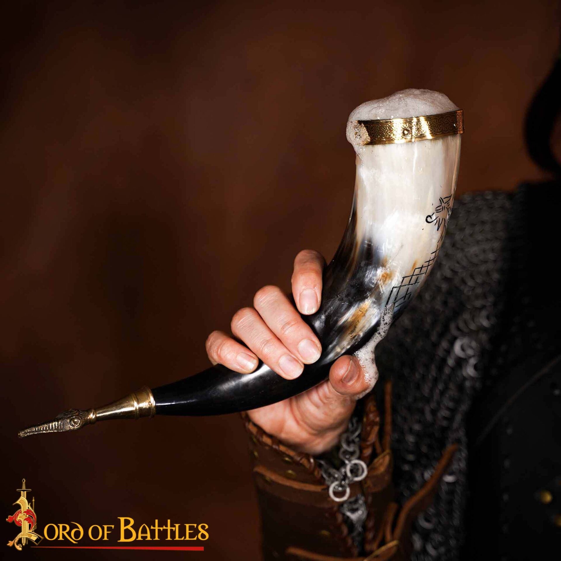 Imagen única de: Cuerno Vikingo para Beber con Brújula y Grabado de Jormungandr - Cuerno de Buey Hecho a Mano