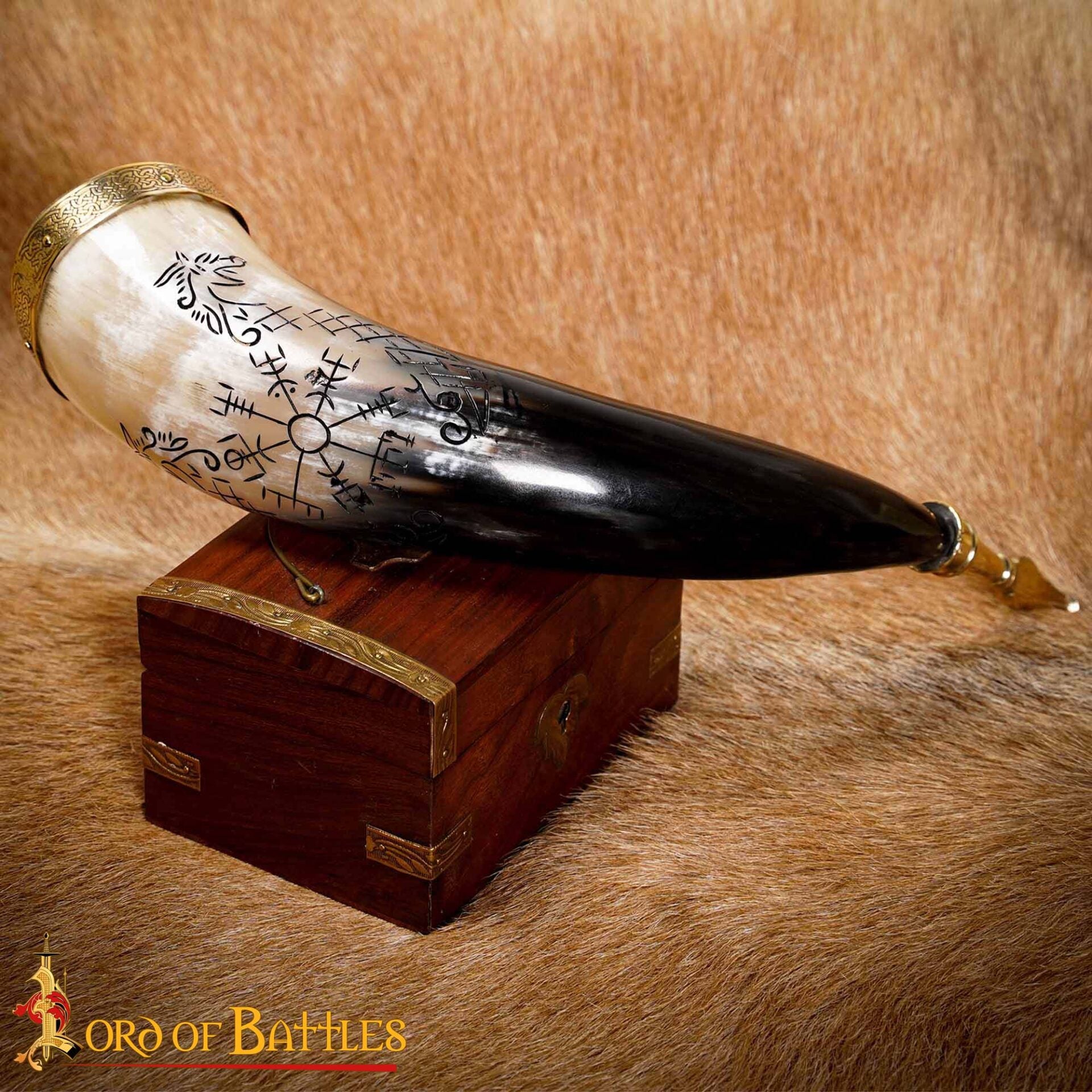 Imagen única de: Cuerno Vikingo para Beber con Brújula y Grabado de Jormungandr - Cuerno de Buey Hecho a Mano