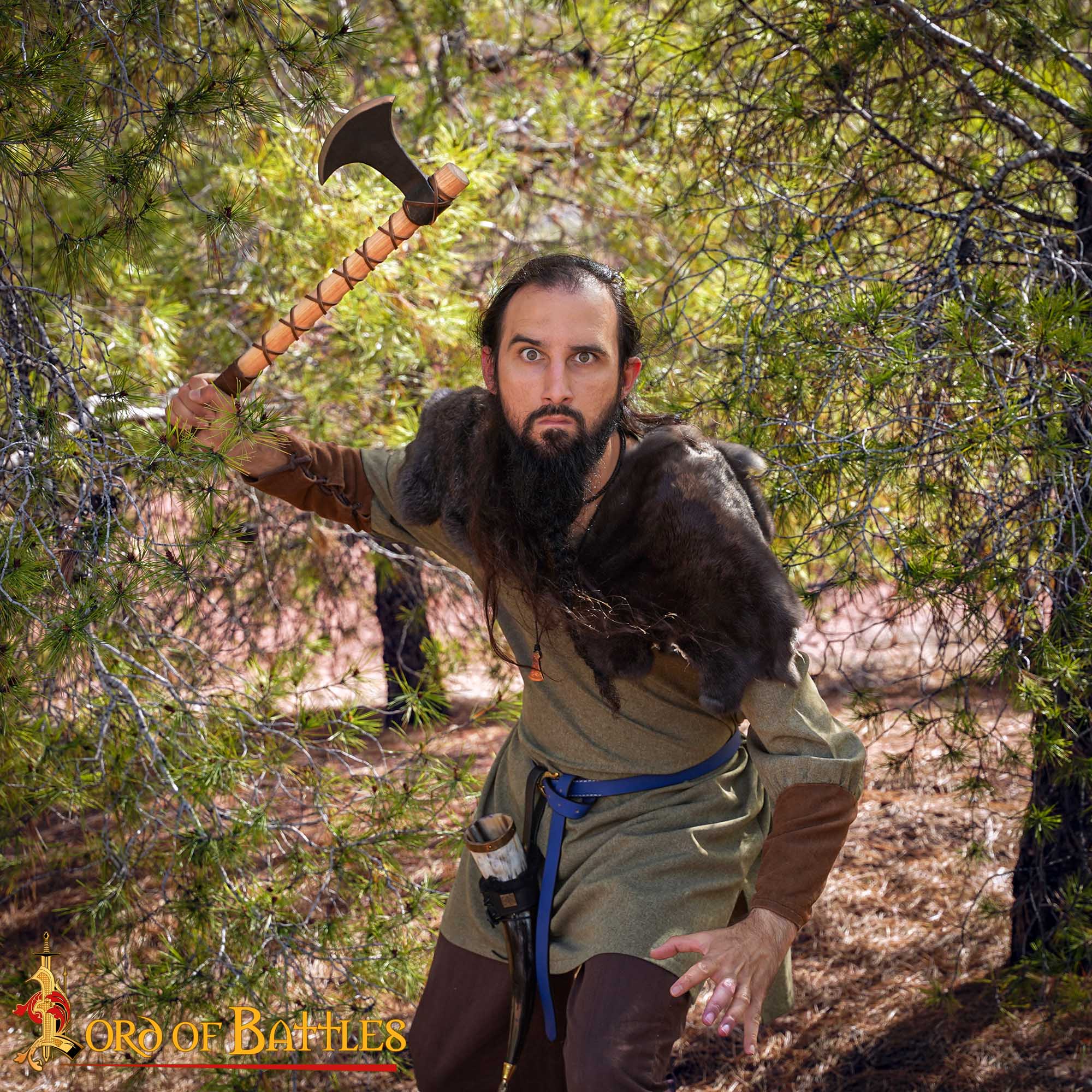 Hacha Vikinga Forjada a Mano - Cabeza de Acero Al Carbono con Mango de Madera Dura y Forrado de Cuero Auténtica Hacha de Batalla Nórdica para Larp, Camping y Exhibición - Imagen 2