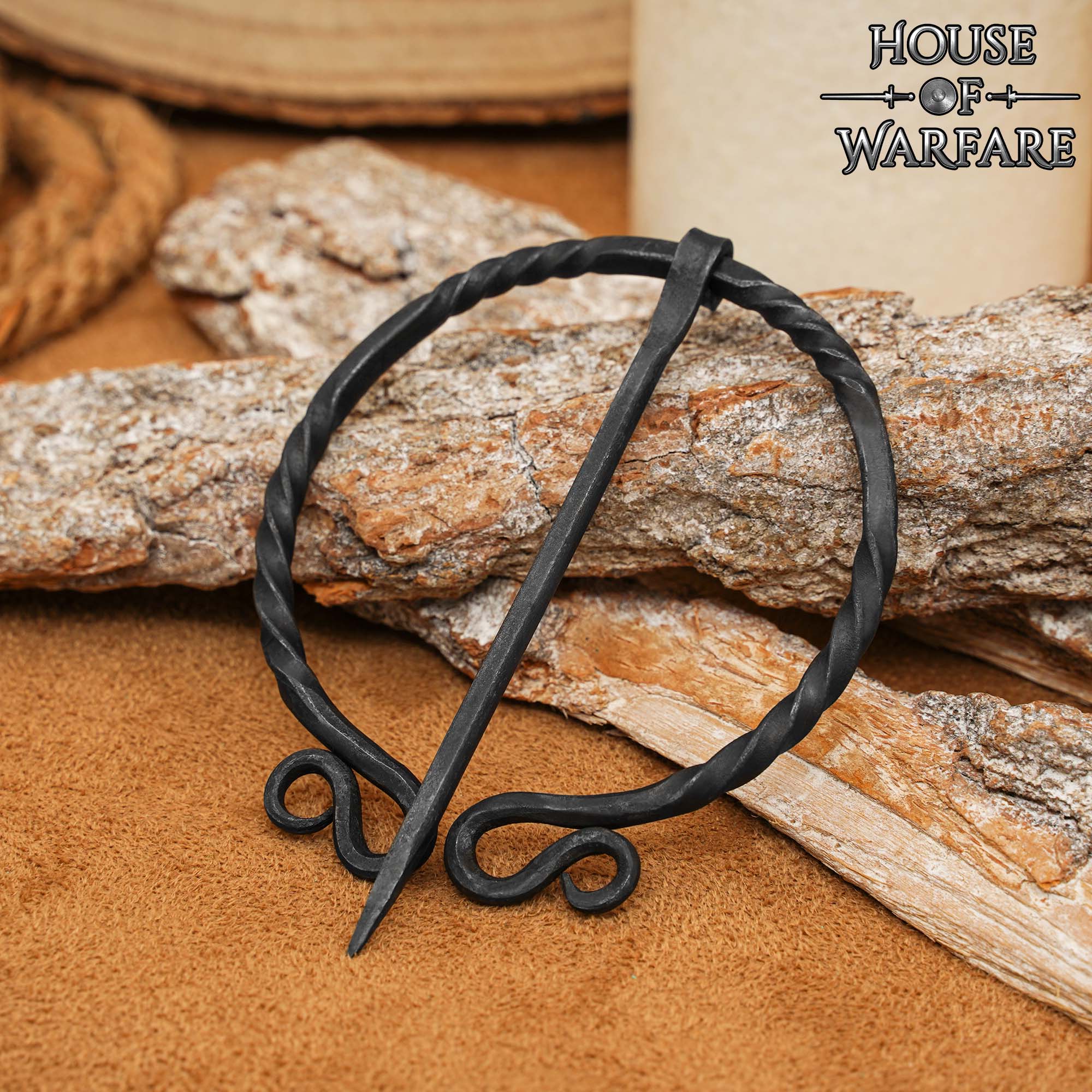 Imagen única de: Broche Vikingo de Hierro Forjado a Mano - Alfiler de Capa Medieval - Accesorio de Sujeción Nórdico Auténtico