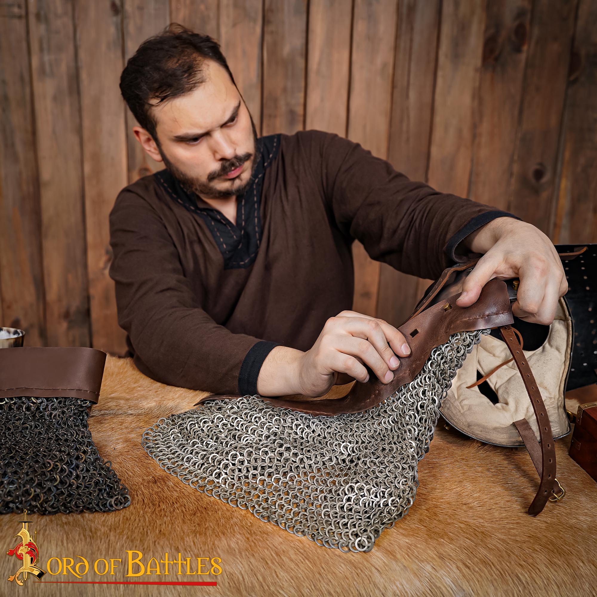 Imagen única de: Aventail Medieval - Anillos Planos de Acero Suave, Redondos Remachados con Banda de Cuero Natural | 9mm 17g