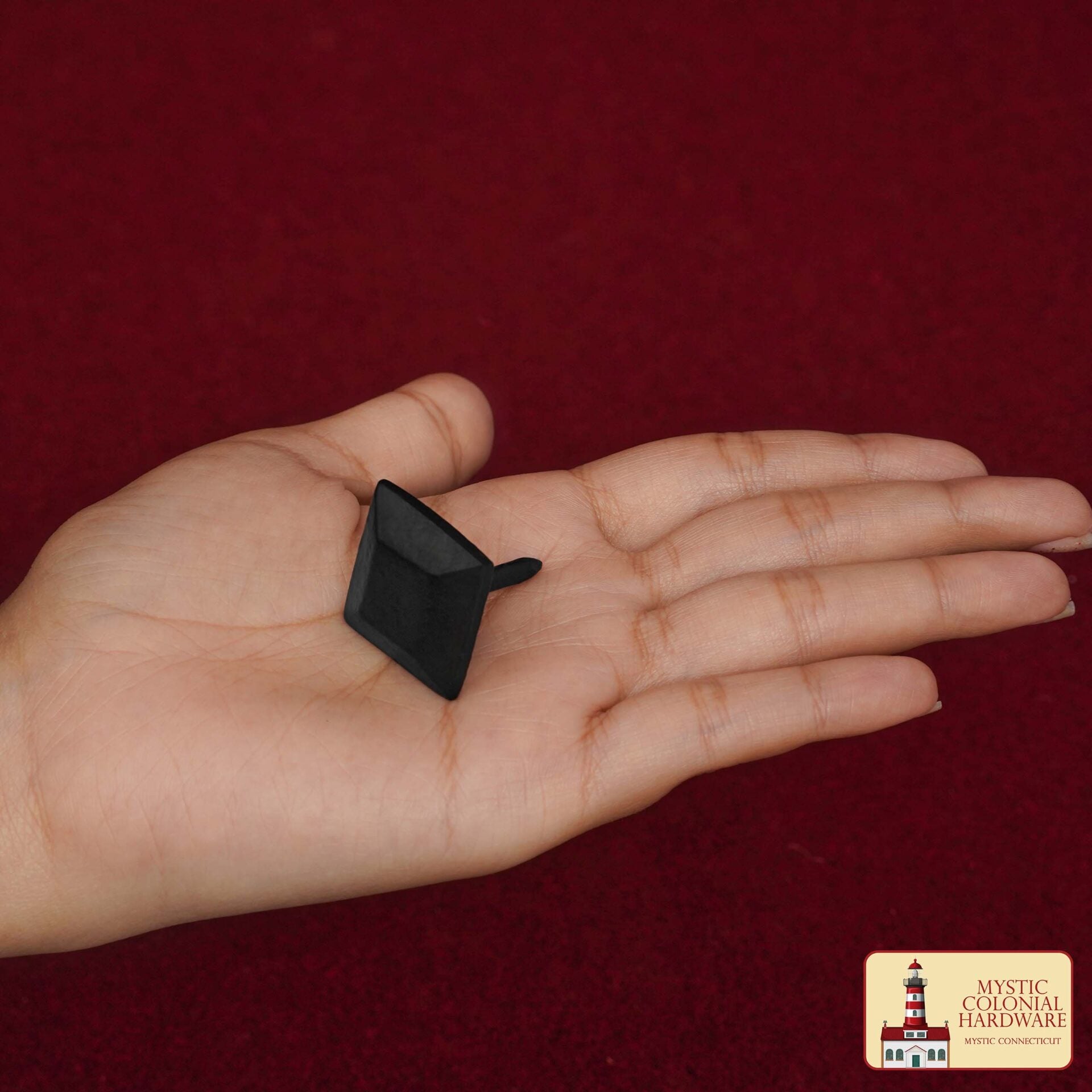 Imagen única de: Clavos Decorativos Clavos de Hierro Forjados a Mano - Pirámide Cuadrada de 1 Pulgada - Acabado Rústico Negro Texturado - Herrajes Antiguos para Puertas, Portones, Muebles, Gabinetes