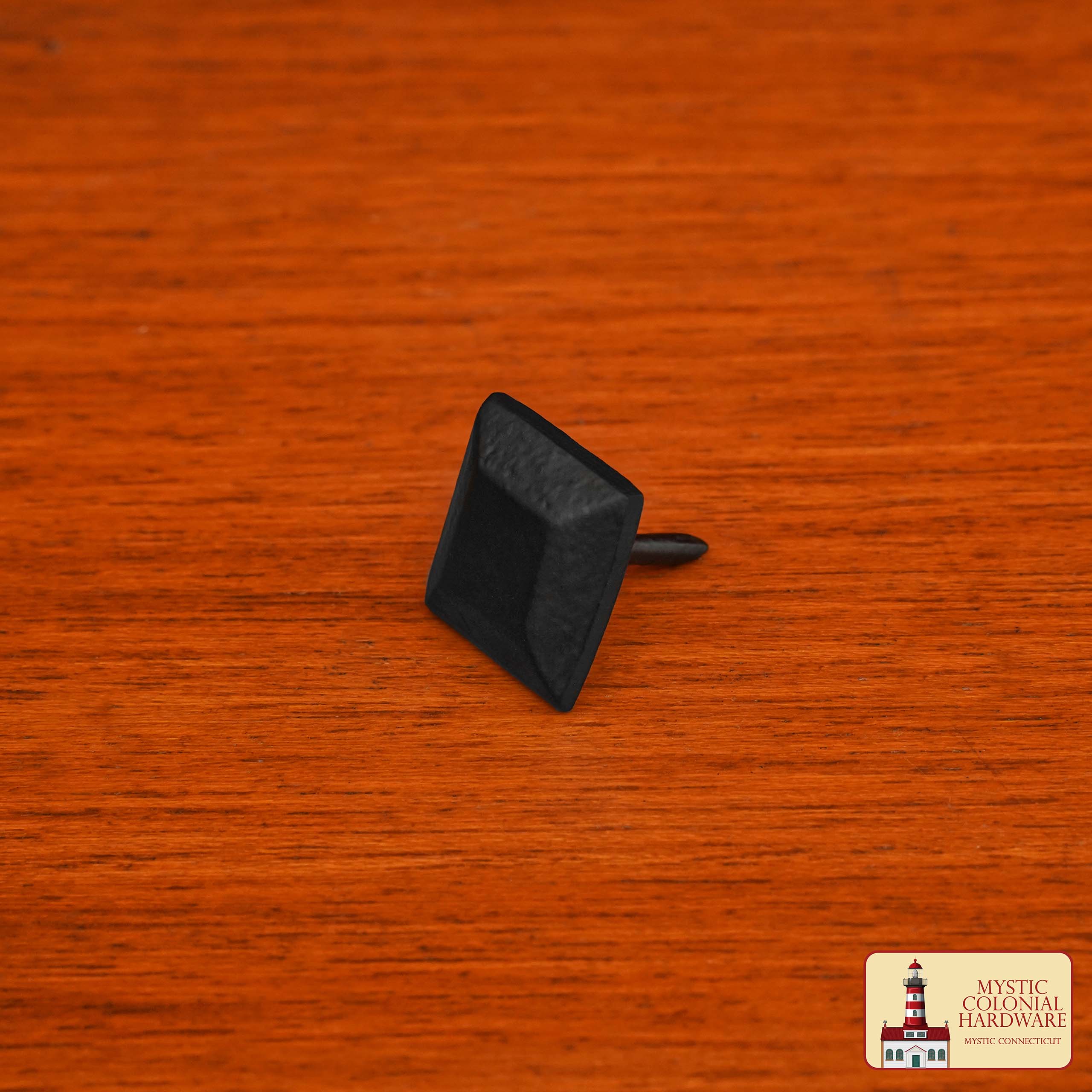 Imagen única de: Clavos Decorativos Clavos de Hierro Forjados a Mano - Pirámide Cuadrada de 1 Pulgada - Acabado Rústico Negro Texturado - Herrajes Antiguos para Puertas, Portones, Muebles, Gabinetes