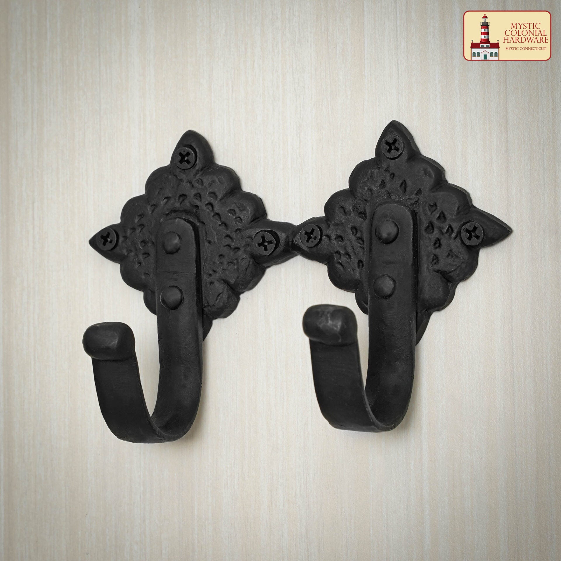 Imagen única de: Colonial Wrought Iron Wall Hooks - Juego de 2 Ganchos Negros Decorativos Forjados a Mano