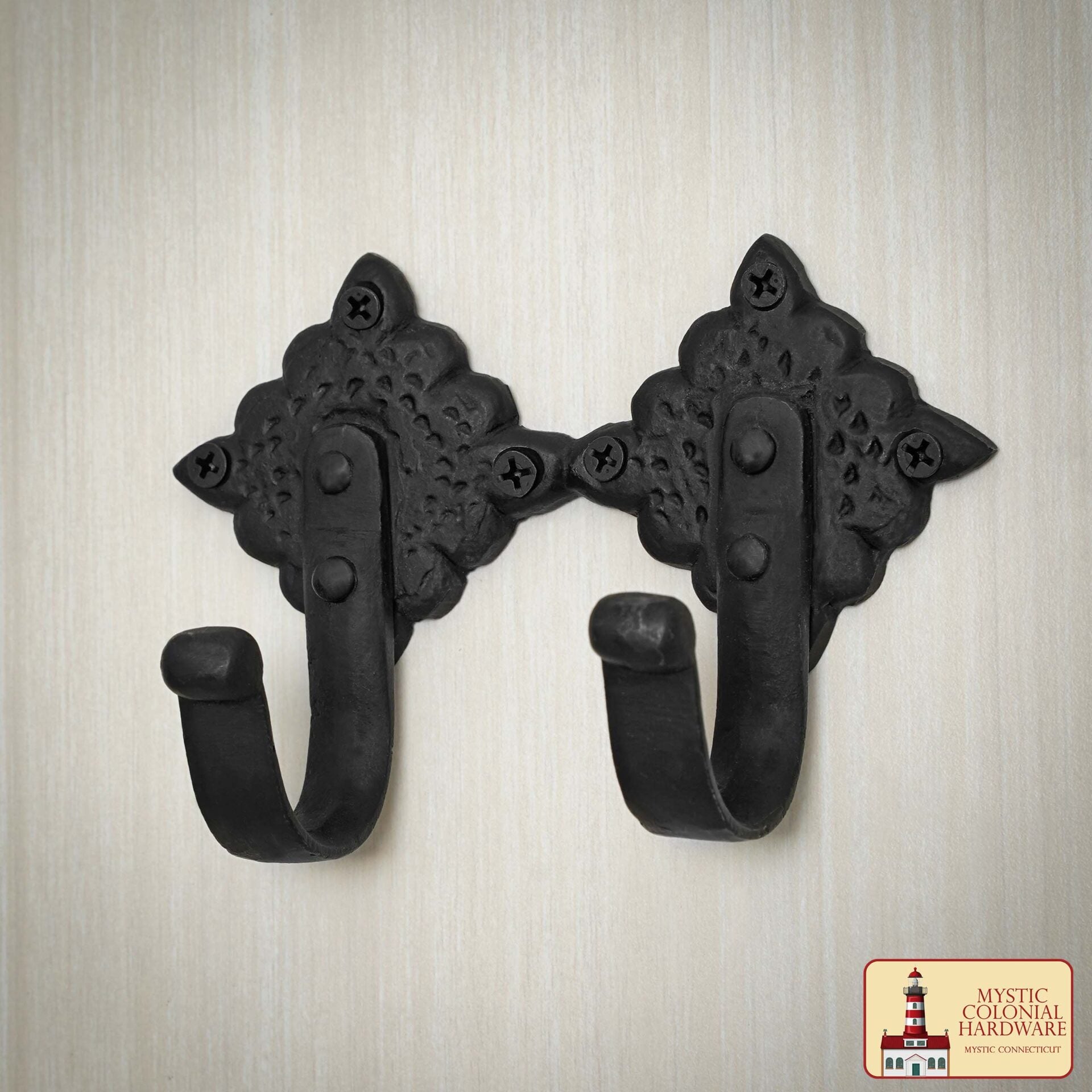 Imagen única de: Colonial Wrought Iron Wall Hooks - Juego de 2 Ganchos Negros Decorativos Forjados a Mano