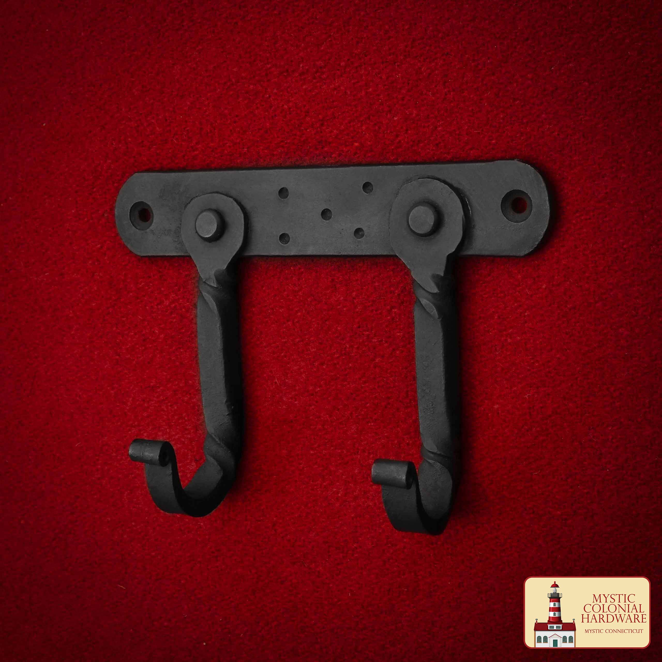 Imagen única de: Gancho de Pared Rústico Forjado a Mano con Dos Colgadores: Ideal para Ambientes Victorianos, Coloniales, Retro, Steampunk, Góticos y Barrocos (14.9x10.9cm)