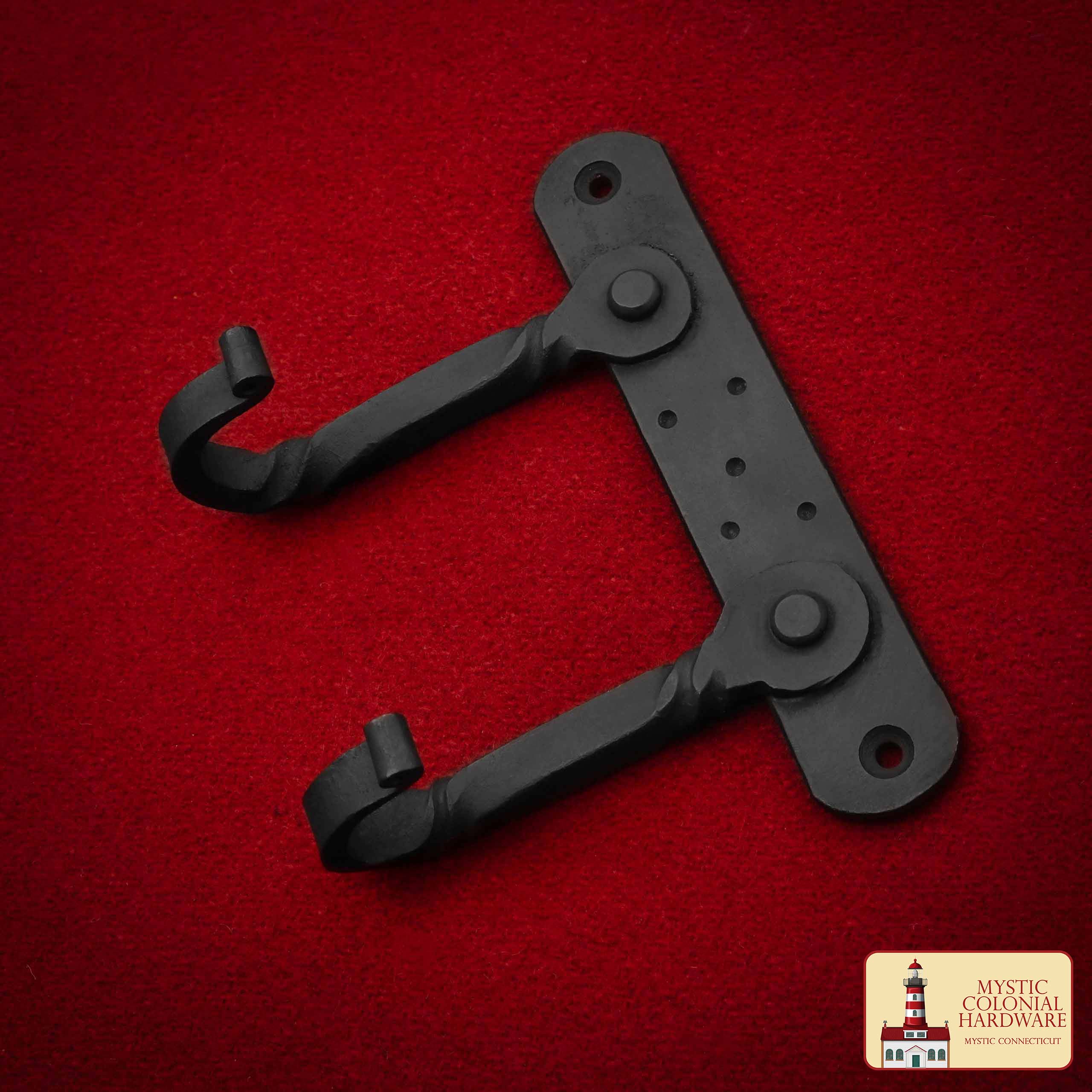 Imagen única de: Gancho de Pared Rústico Forjado a Mano con Dos Colgadores: Ideal para Ambientes Victorianos, Coloniales, Retro, Steampunk, Góticos y Barrocos (14.9x10.9cm)