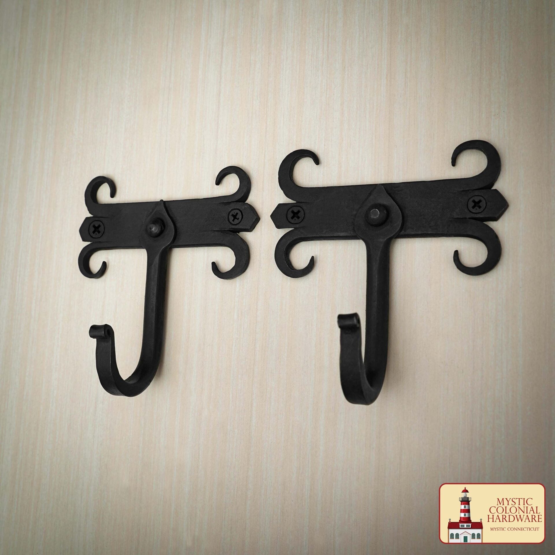 Imagen única de: Ganchos de Pared de Hierro Forjado Rústico, Ganchos Utilitarios Retro Resistentes para Colgar Abrigos, Bolsos, Toallas, Batas, Sombreros y Más, Paquete de 2, Negro