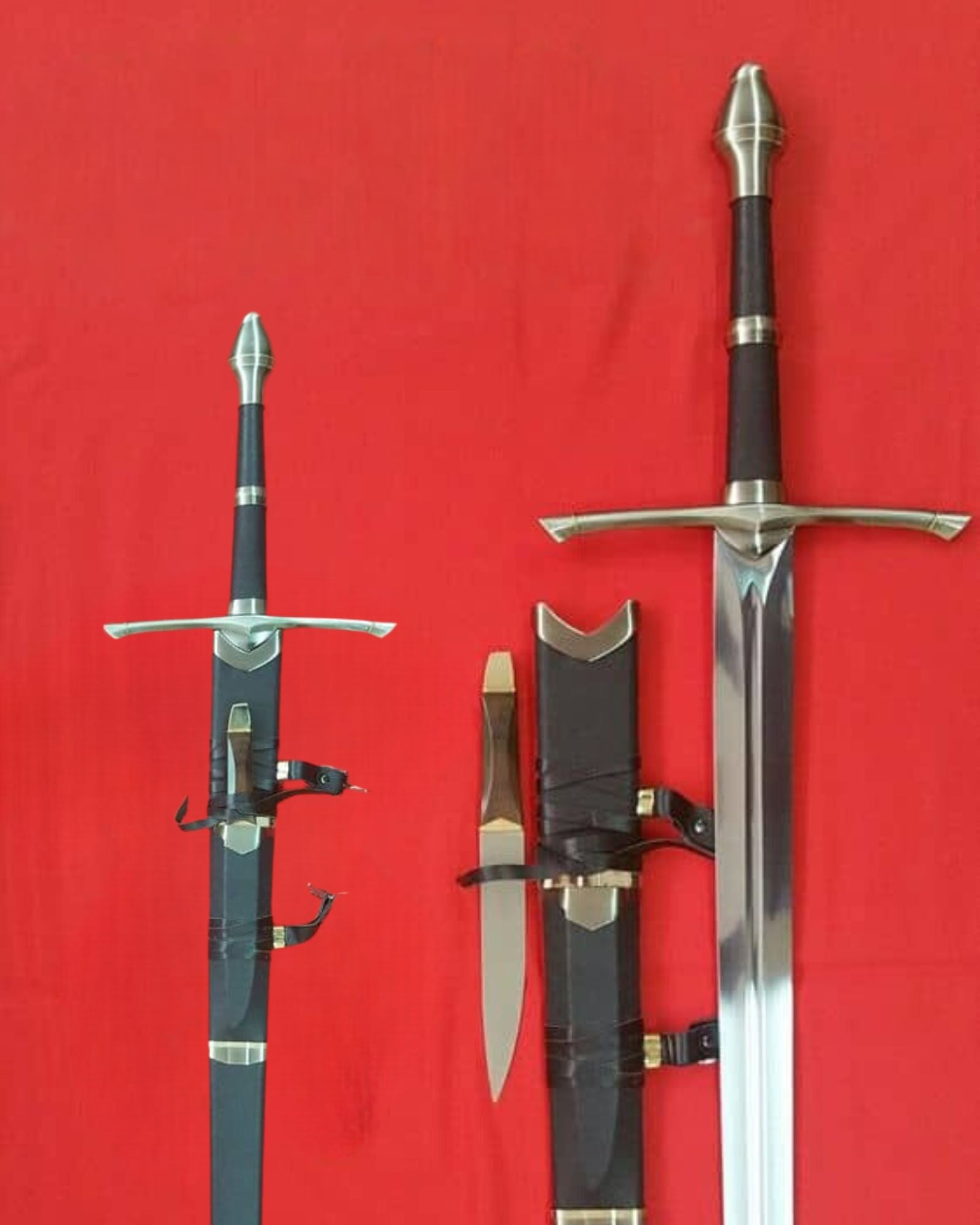 Detalle de la Espada Strider de Aragorn de El Señor de los Anillos con funda y pequeño cuchillo. Vendida por Espadas y más