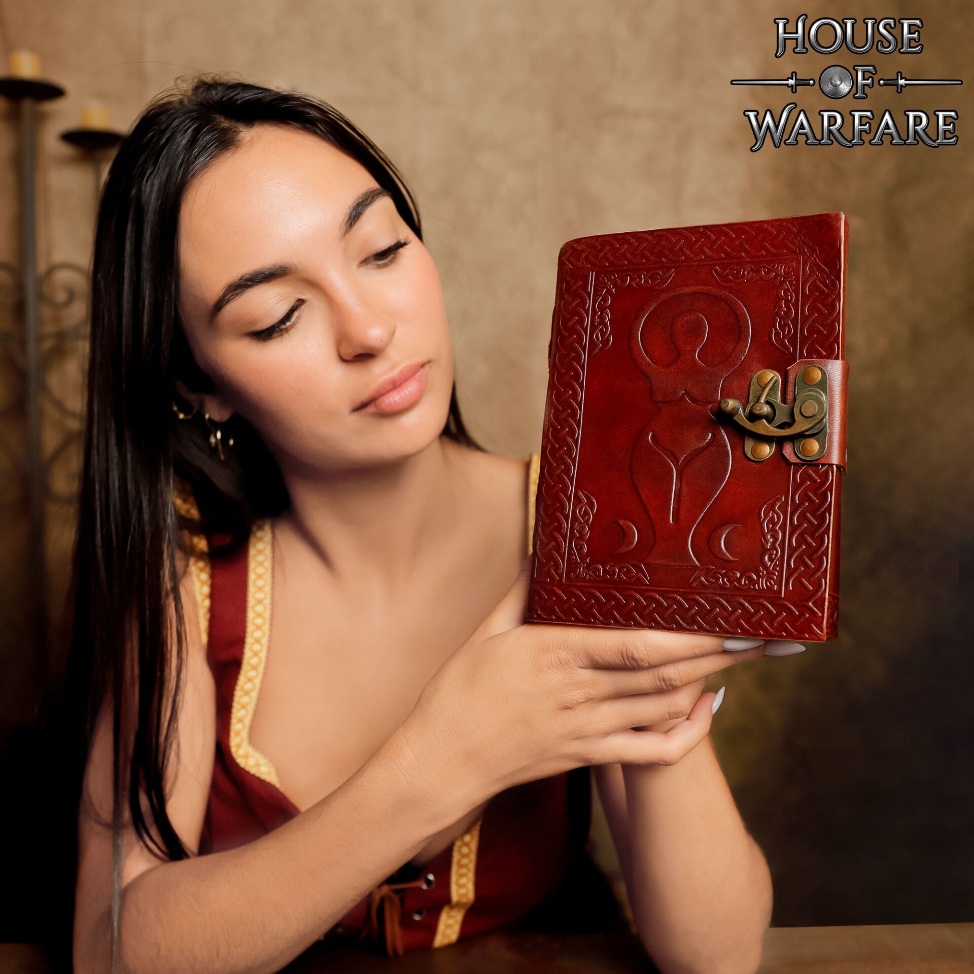 Imagen única de: Diario de Cuero Repujado Diosa Medieval - Diario Hecho a Mano con Cerradura de Latón