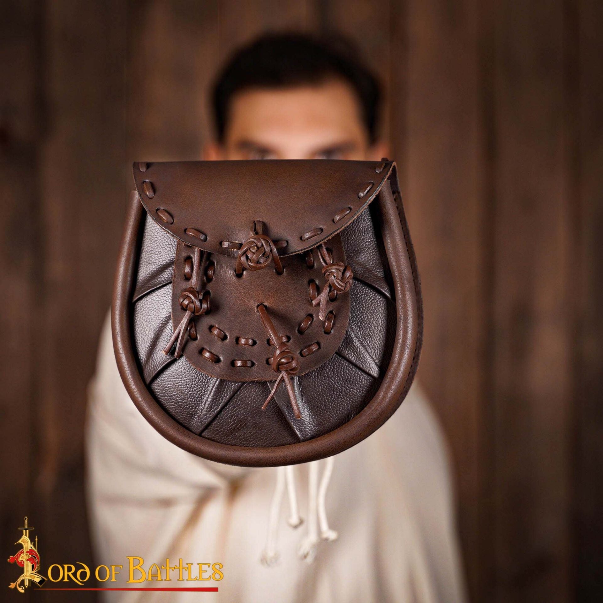 Imagen única de: Riñonera Medieval de Cuero Sporran con Borlas Anudadas - Bolsa Marrón