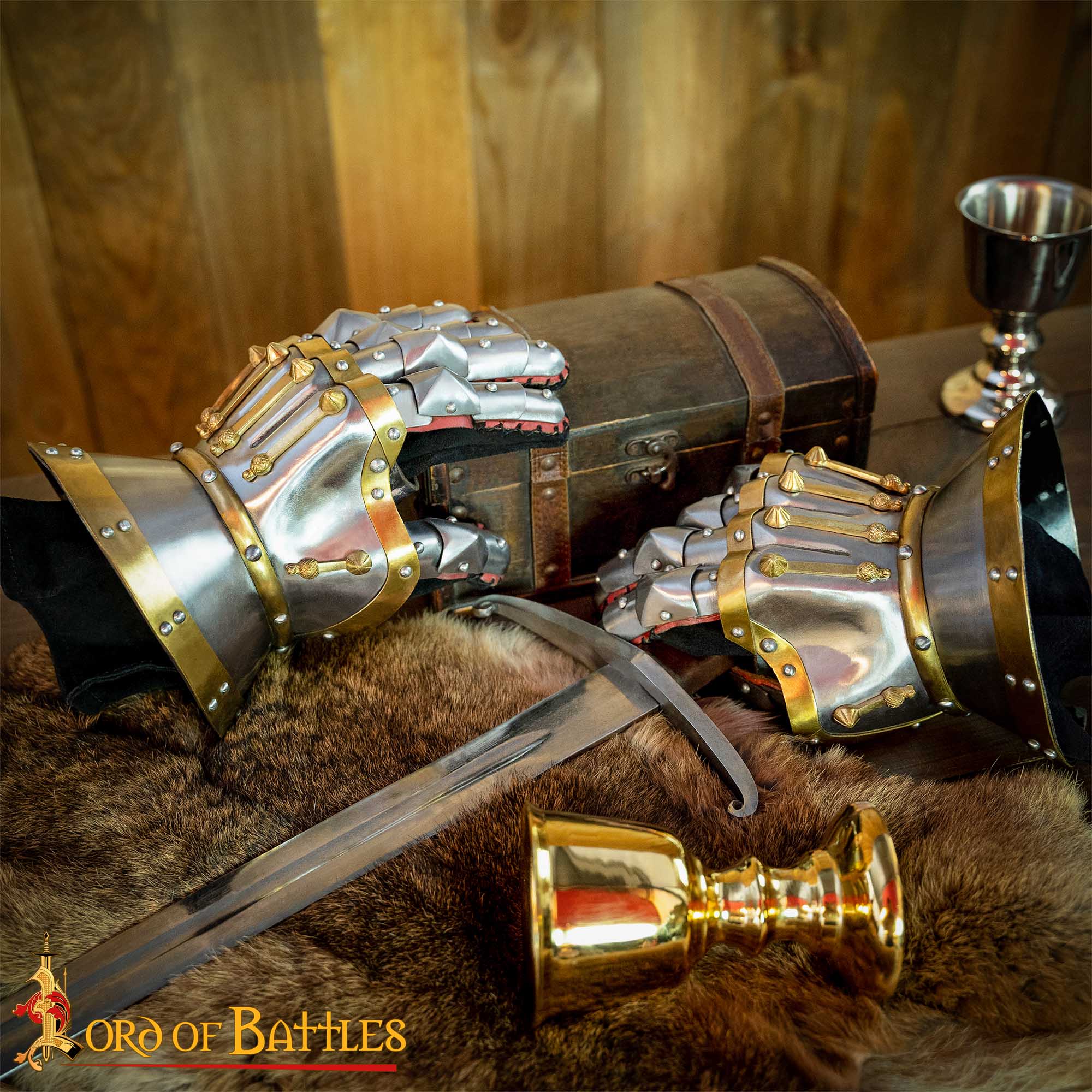 Imagen única de: Guanteletes de Reloj de Arena del Siglo Xv - Acero Pulido de Calibre 16 con Guantes de Cuero Integrados y Detalles de Latón