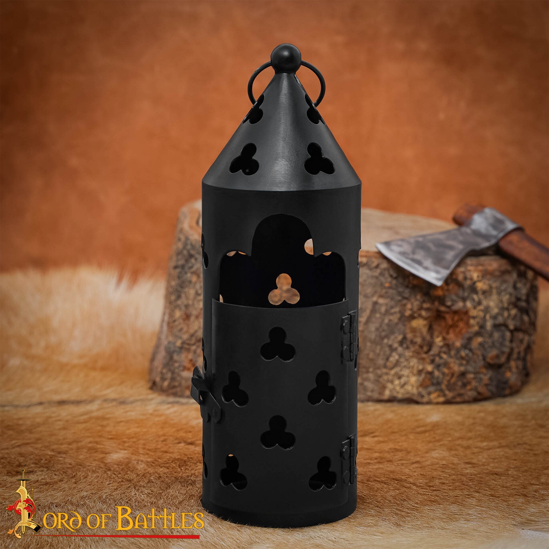 Imagen única de: Farol Medieval de Hierro para Velas con Recortes de Trébol y Asa Anular