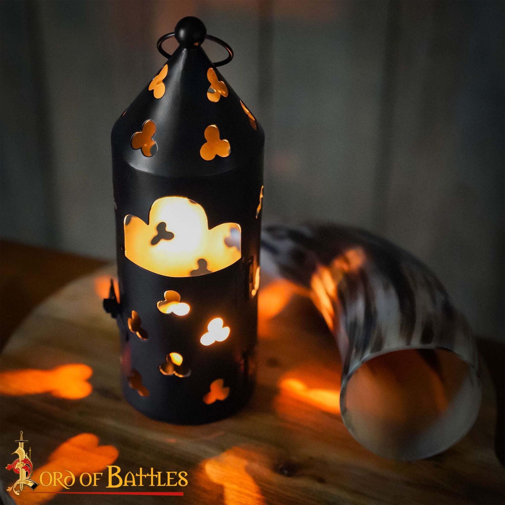Imagen única de: Farol Medieval de Hierro para Velas con Recortes de Trébol y Asa Anular