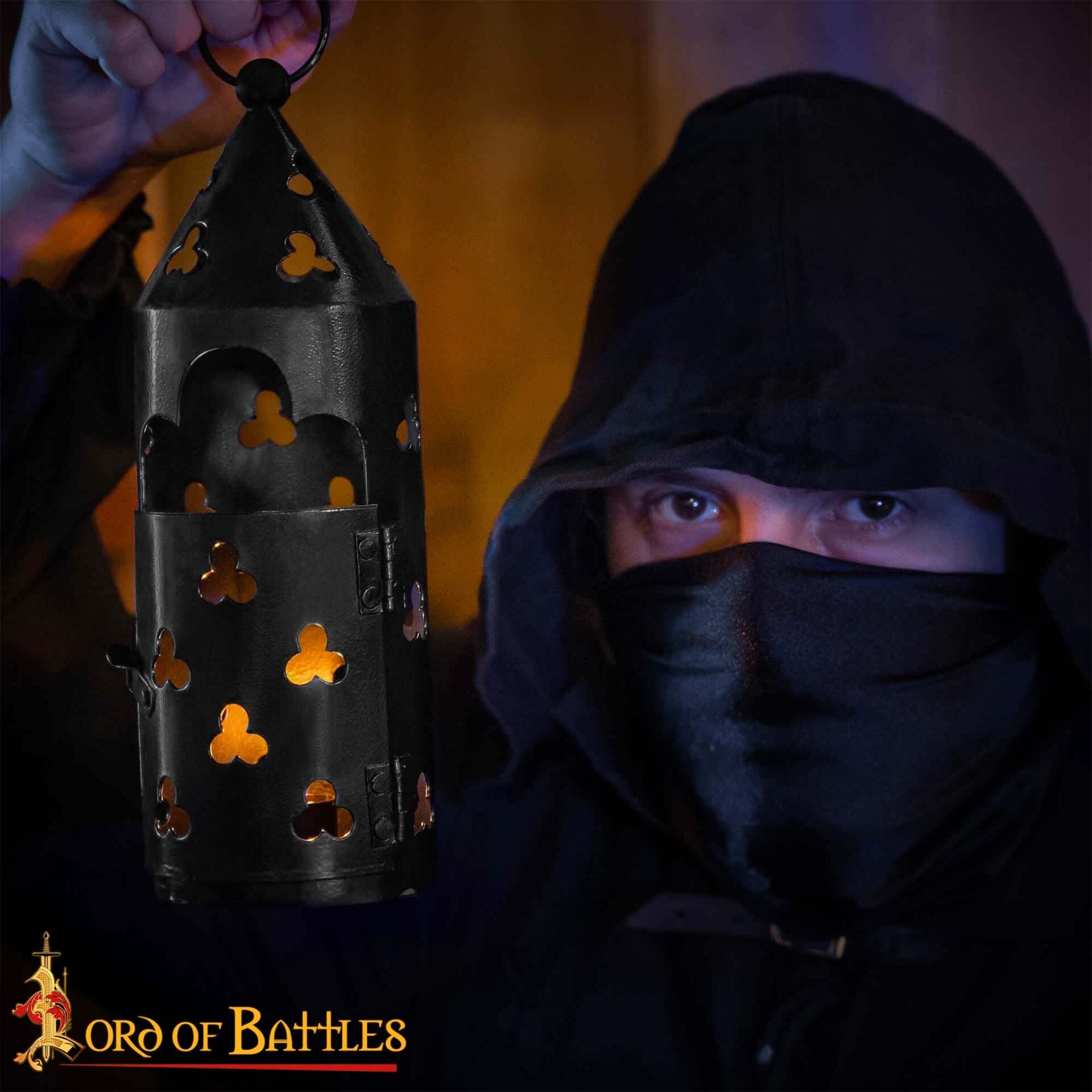 Imagen única de: Farol Medieval de Hierro para Velas con Recortes de Trébol y Asa Anular