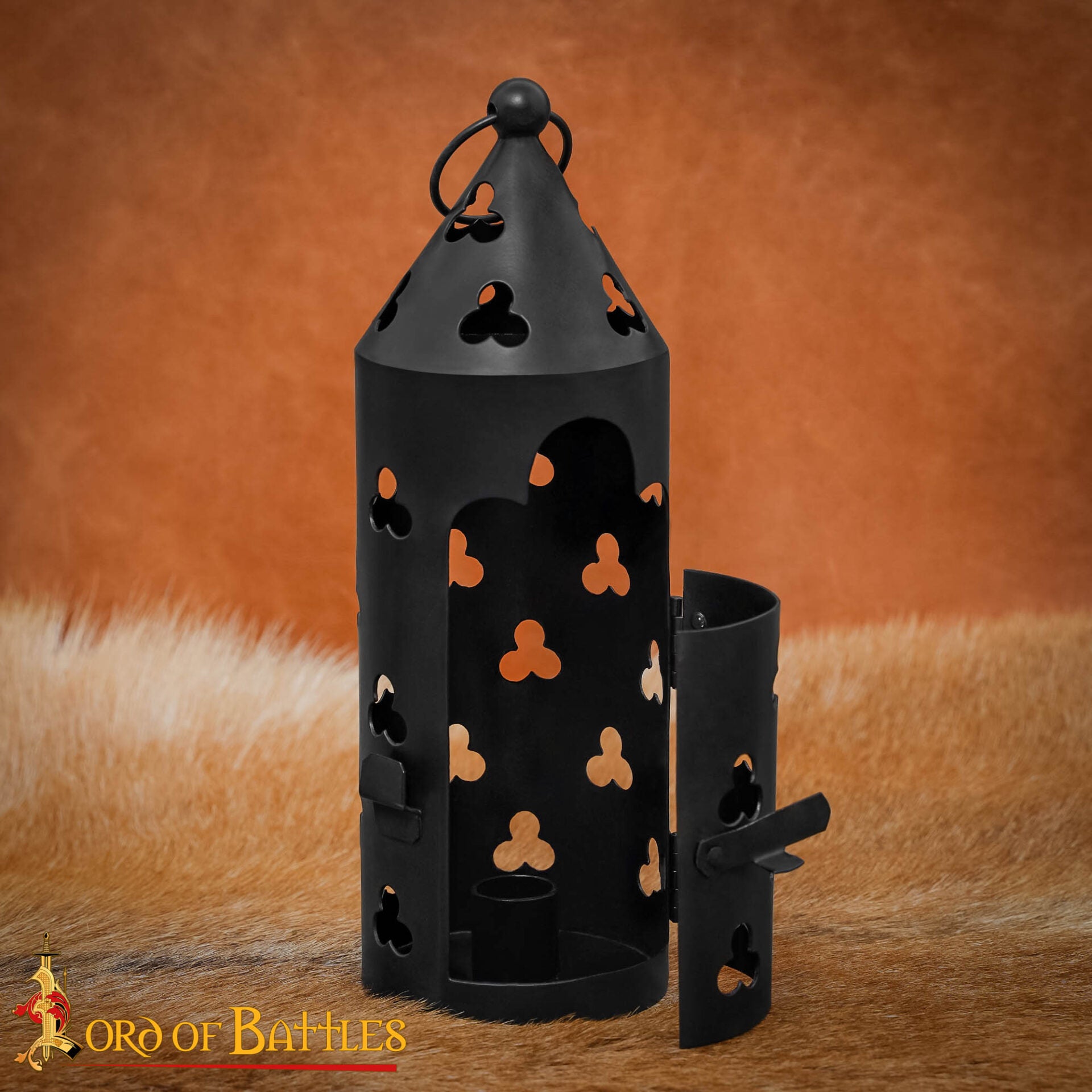 Imagen única de: Farol Medieval de Hierro para Velas con Recortes de Trébol y Asa Anular